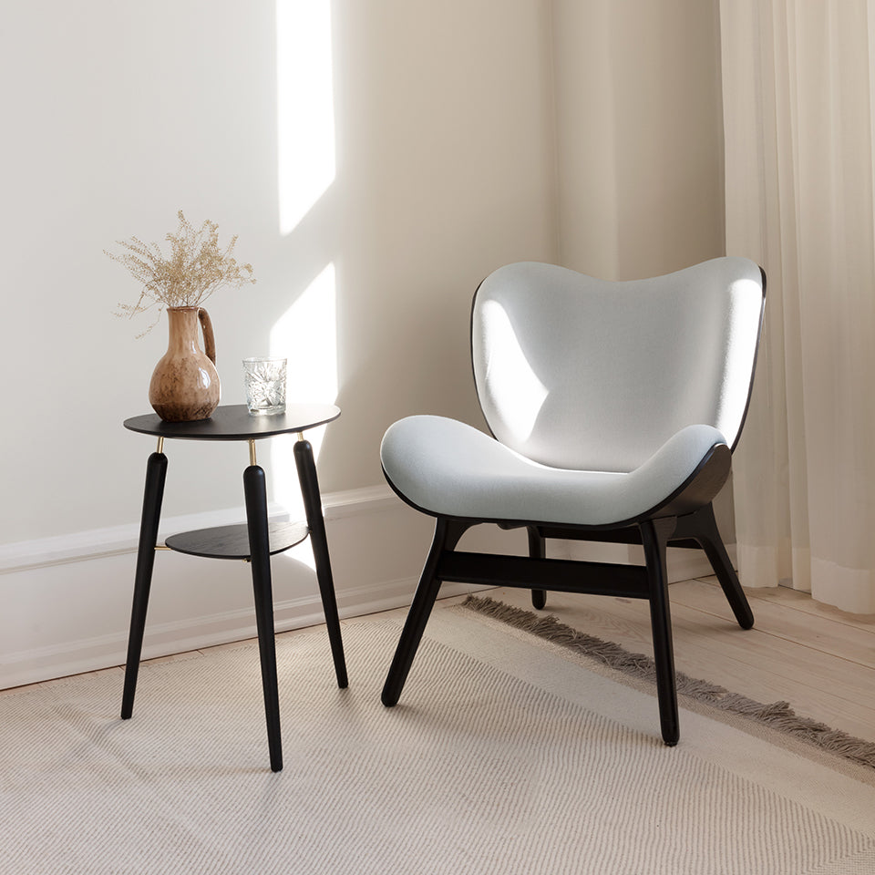 Eleganter Low Sessel A Conversation Piece von Umage in stilvollem Sterling, ideal für gemütliche Gespräche und modernes Wohndesign.