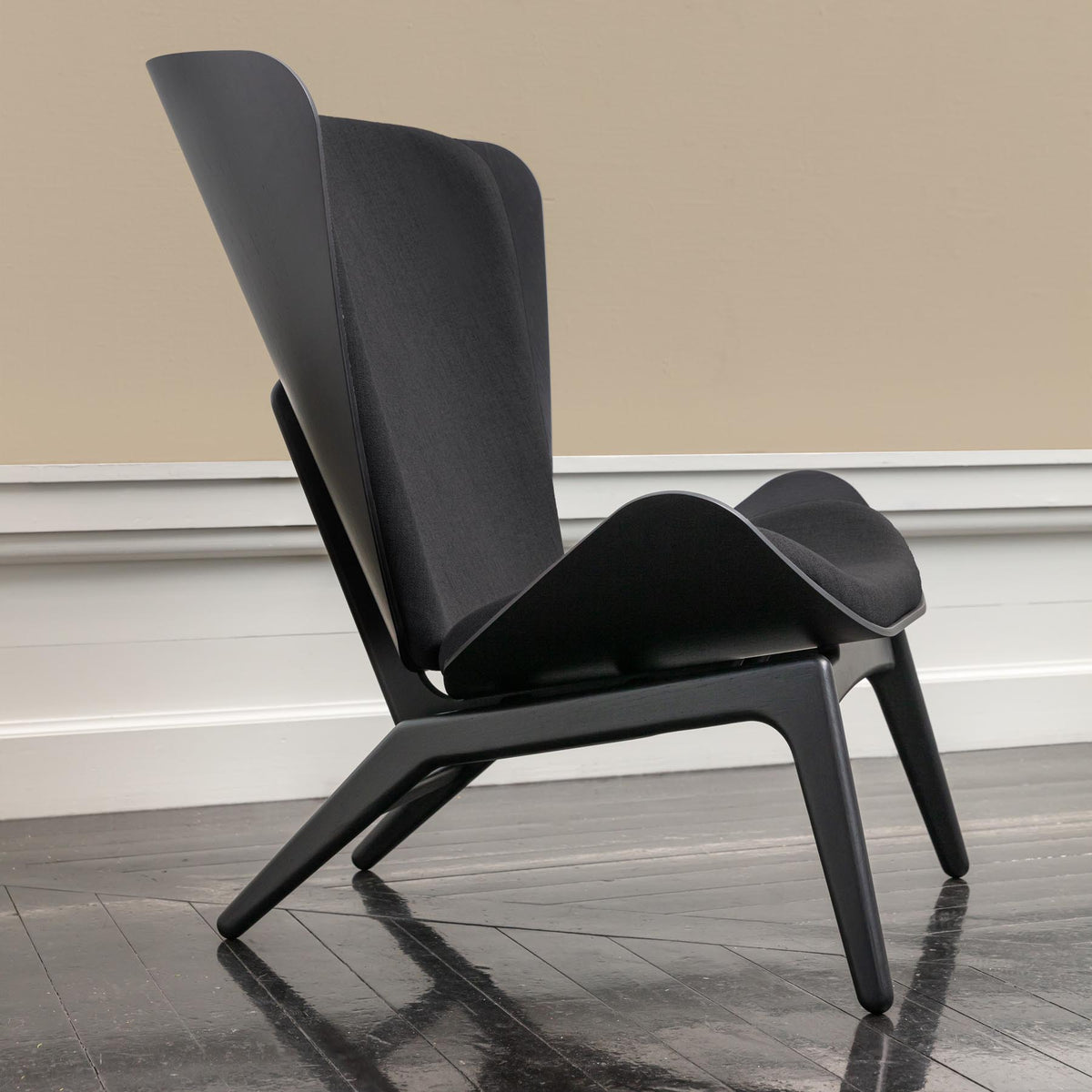 The Reader Sessel in Shadow präsentiert im Onlineshop von KAQTU Design AG. Sessel ist von Umage