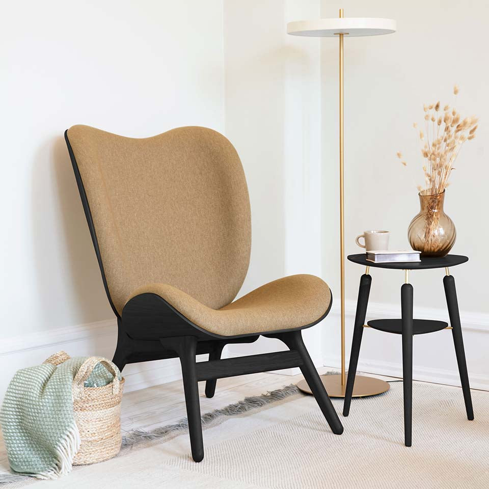 Eleganter A Conversation Piece Tall Sessel von Umage in warmem Sugar Brown, ideal für stilvolle Wohnräume und gesellige Runden.