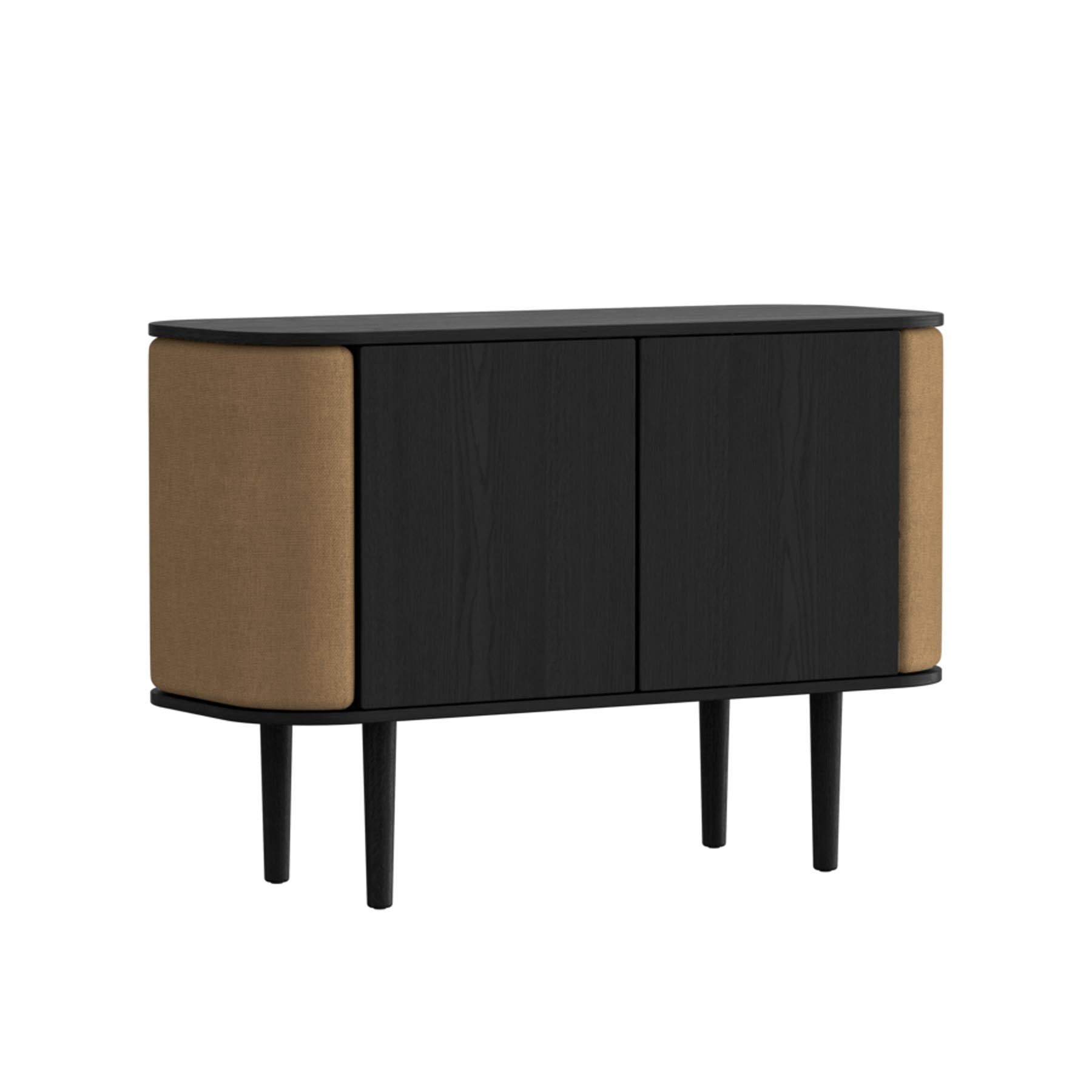 Modernes Sideboard "Treasures" von Umage in warmem Sugar Brown, bietet eleganten Stauraum und fügt sich harmonisch in jedes Wohnambiente ein.