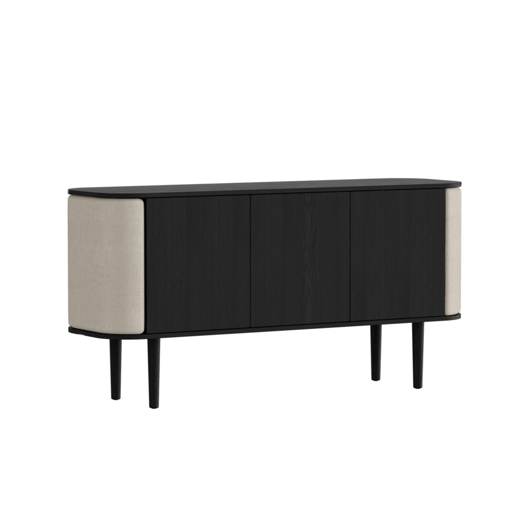 Modernes Sideboard "Treasures" von Umage mit drei Türen, perfekt für stilvolle Akzente und praktische Stauraummöglichkeiten im Wohnraum.