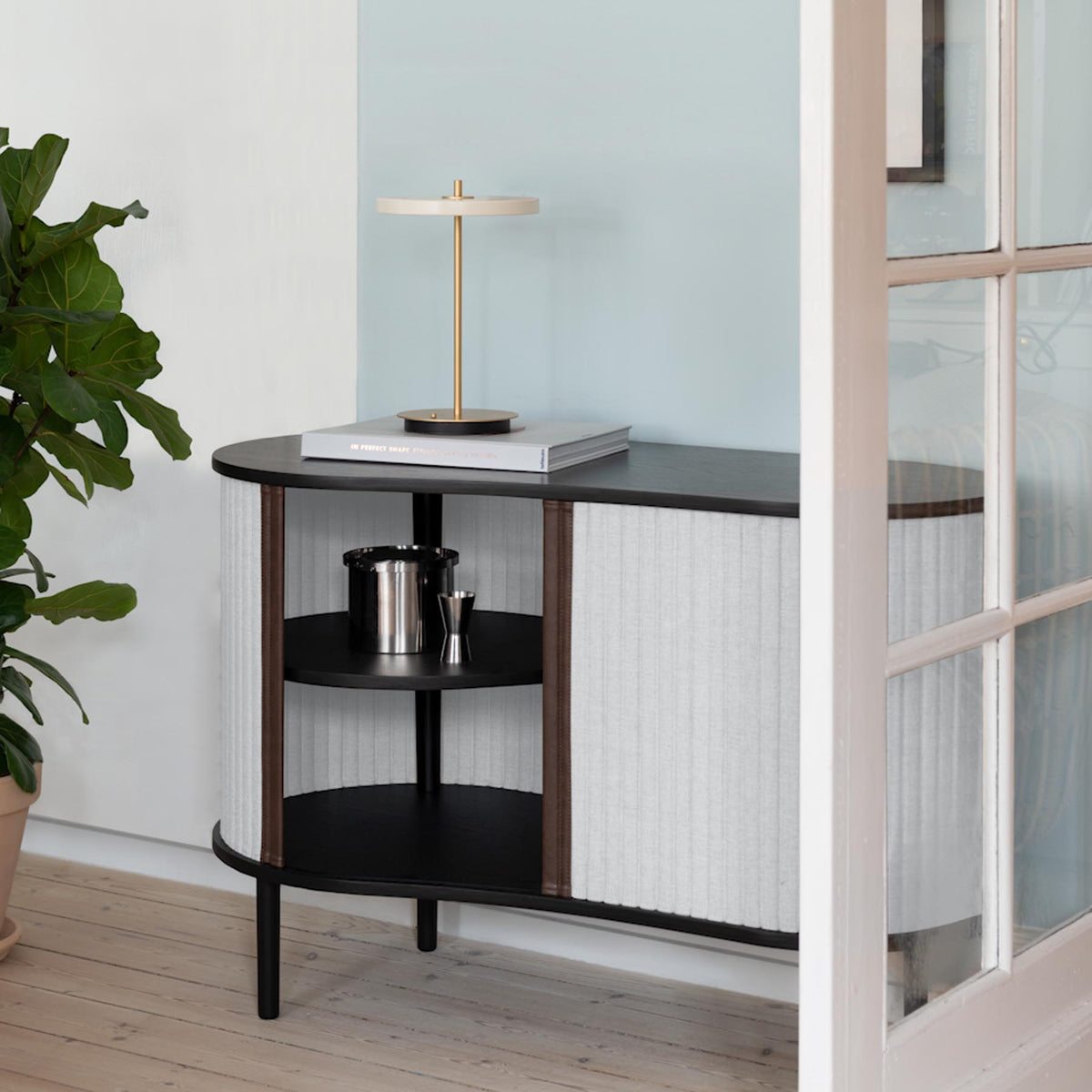Audacious Kommode in Sterling präsentiert im Onlineshop von KAQTU Design AG. Kommode ist von Umage