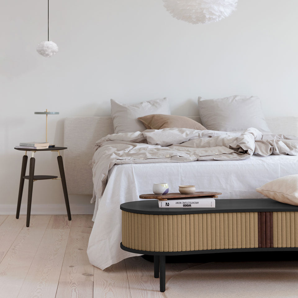 Stilvolle Audacious TV Bank in warmem Sugar Brown von Umage, perfekt für moderne Wohnzimmer und bietet funktionalen Stauraum.