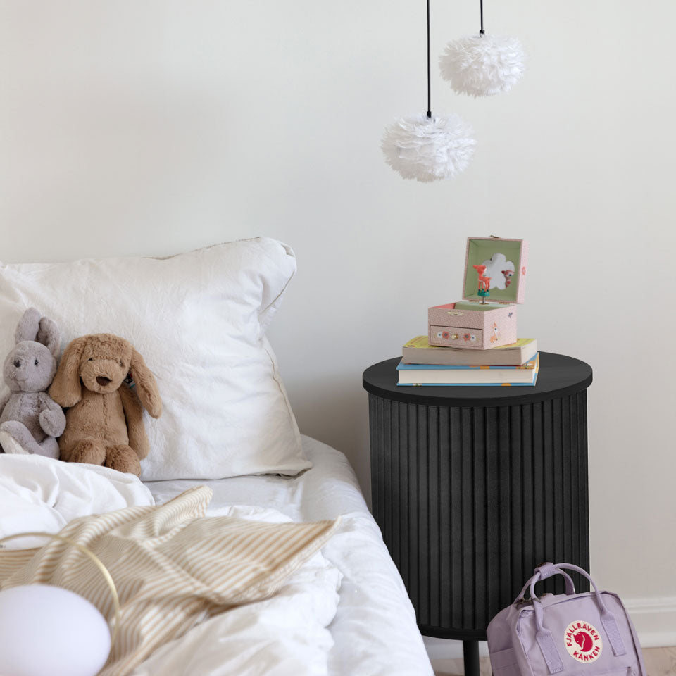 Kompaktes Audacious Sideboard Mini in Charcoal, harmonisch in einem zeitgenössischen Interieur platziert, perfekt für kleine Räume.