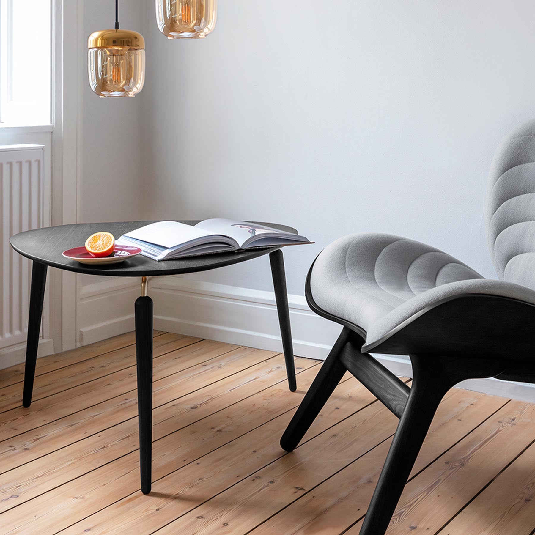 Eleganter Hang Out Beistelltisch aus Messing von Umage, ideal für stilvolle Wohnräume und gemütliche Abende.