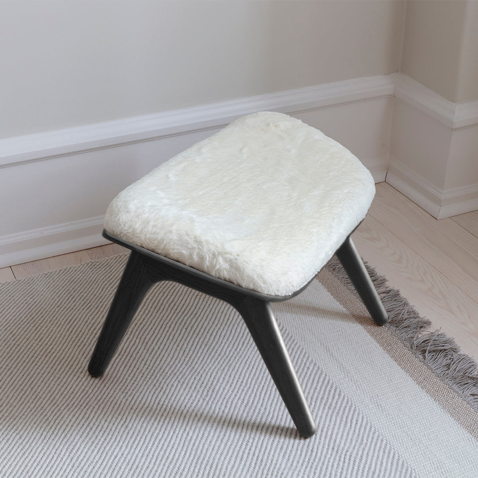 The Reader Ottoman in Teddy White präsentiert im Onlineshop von KAQTU Design AG. Ottoman ist von Umage