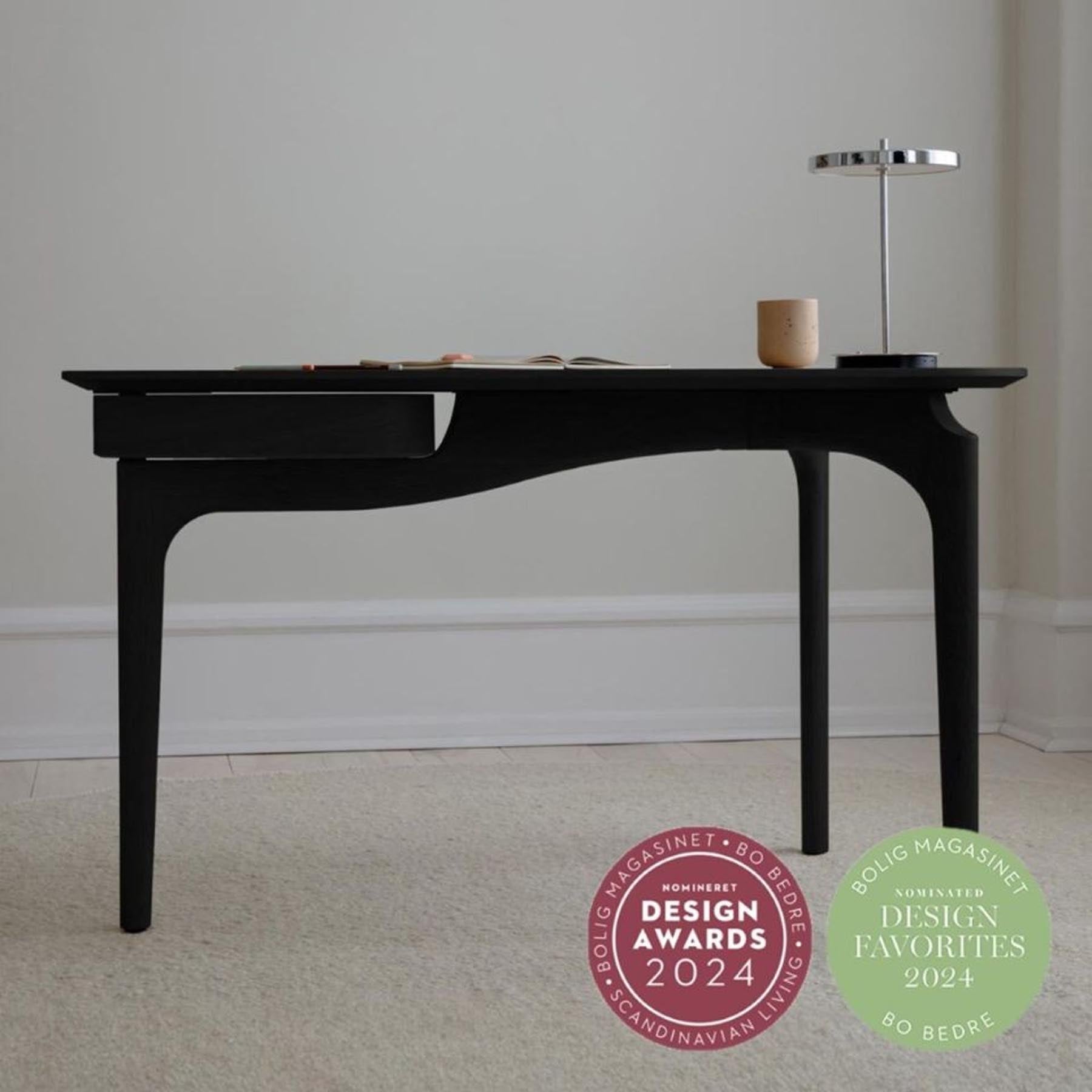 Eleganter Duende Schreibtisch in Black Oak, ideal für modernes Arbeiten und stilvolle Büros, präsentiert von Umage.