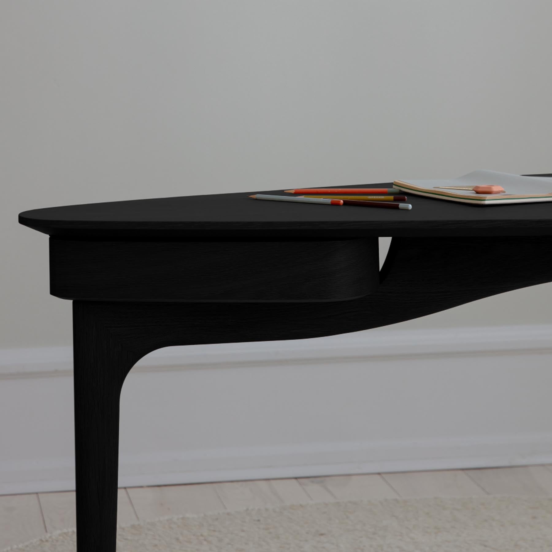 Moderner Duende Schreibtisch in Black Oak, perfekt für kreative Arbeitsumgebungen und stilvolle Einrichtungsideen von Umage.