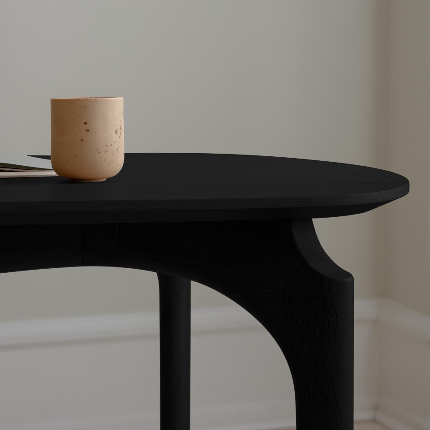 Eleganter Duende Schreibtisch in Black Oak, ideal für inspirierende Arbeitsplätze und geschmackvolle Inneneinrichtungen von Umage.