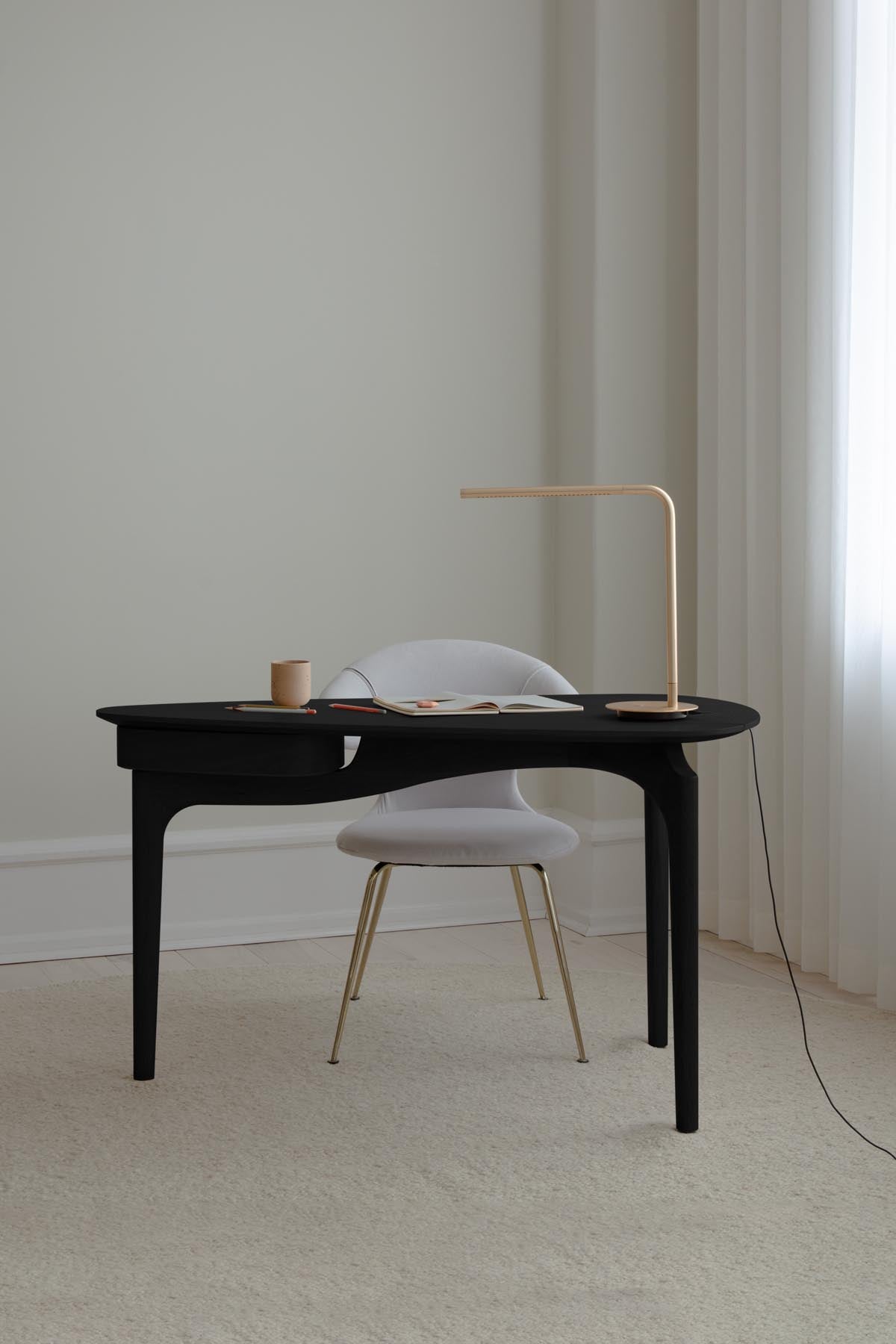 Moderner Duende Schreibtisch in Black Oak, perfekt für stilvolle Büros und kreative Arbeitsumgebungen von Umage.