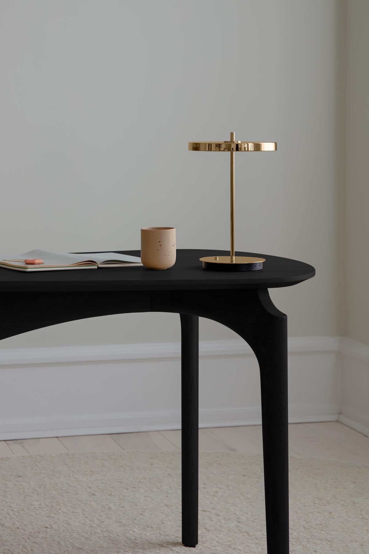 Eleganter Duende Schreibtisch in Black Oak, ideal für kreative Arbeitsplätze und modernes Büromobiliar von Umage.