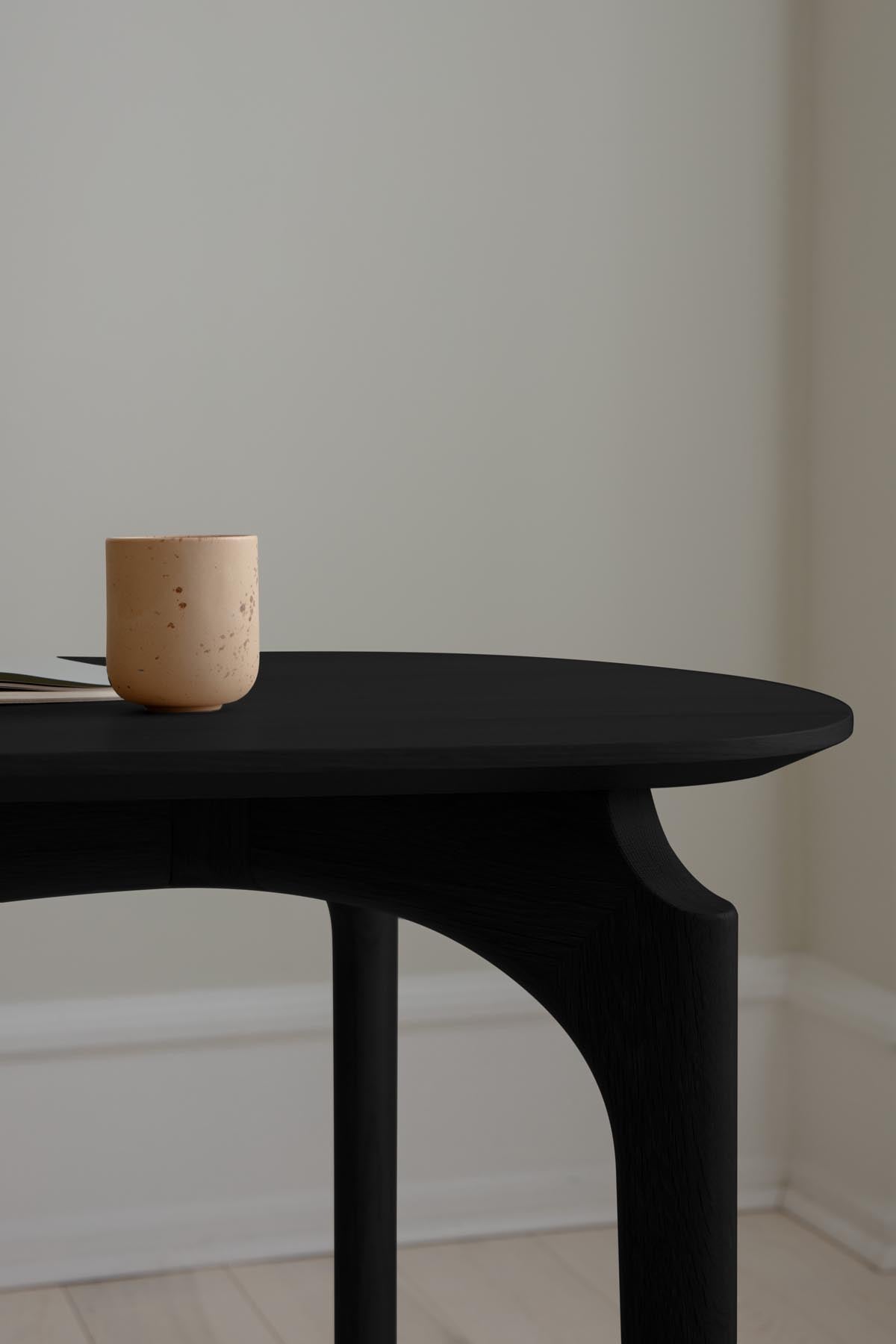Moderner Duende Schreibtisch in Black Oak, perfekt für stilvolle Home-Offices und kreative Arbeitsumgebungen von Umage.