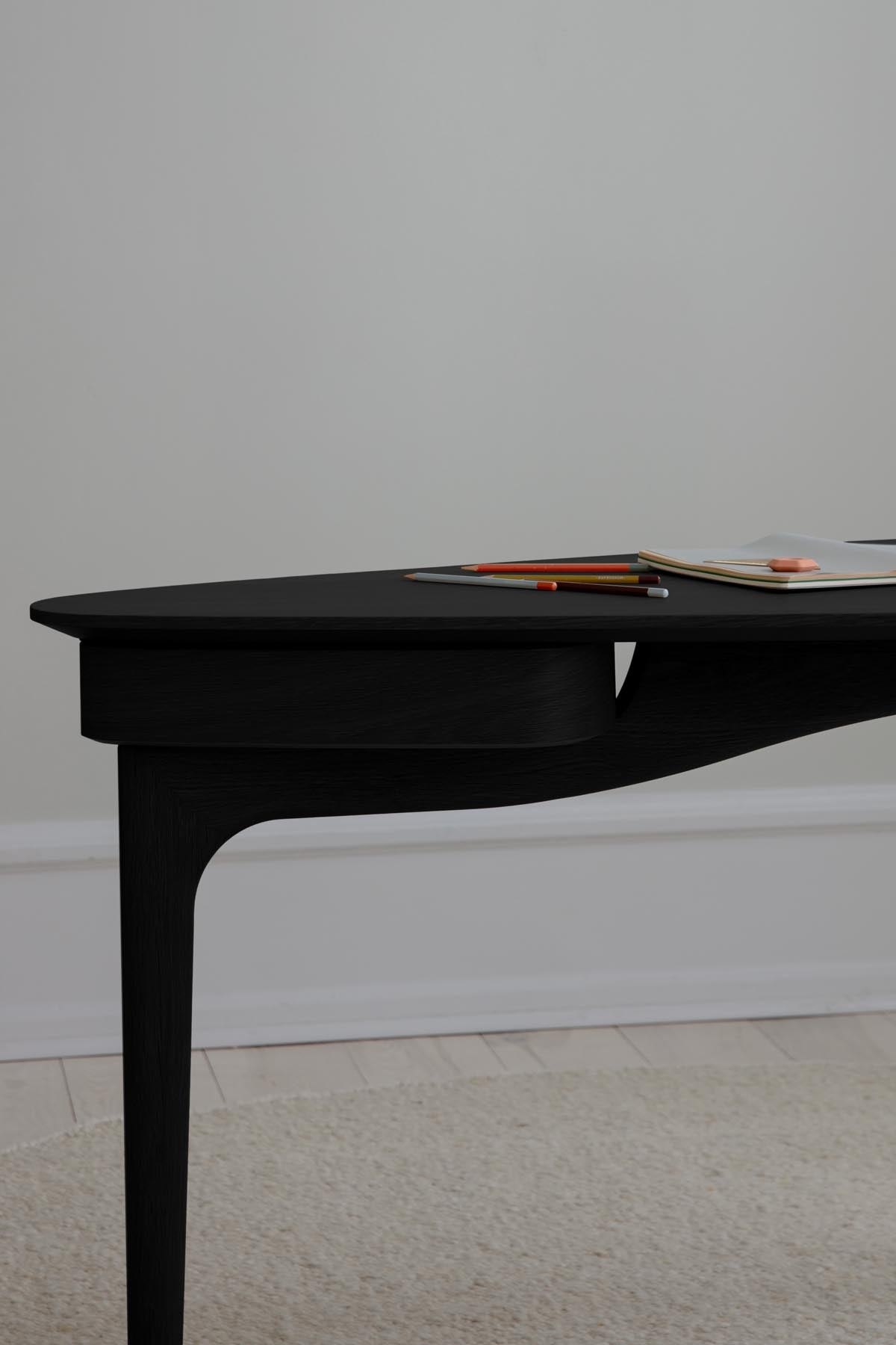 Eleganter Duende Schreibtisch in Black Oak, ideal für inspirierende Arbeitsplätze und modernes Wohndesign von Umage.
