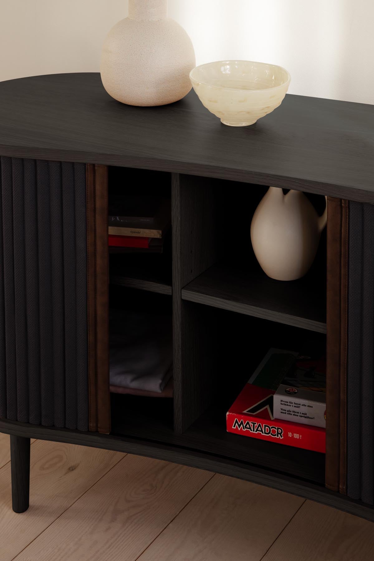 Audacious Sideboard in Shadow präsentiert im Onlineshop von KAQTU Design AG. Sideboard ist von Umage