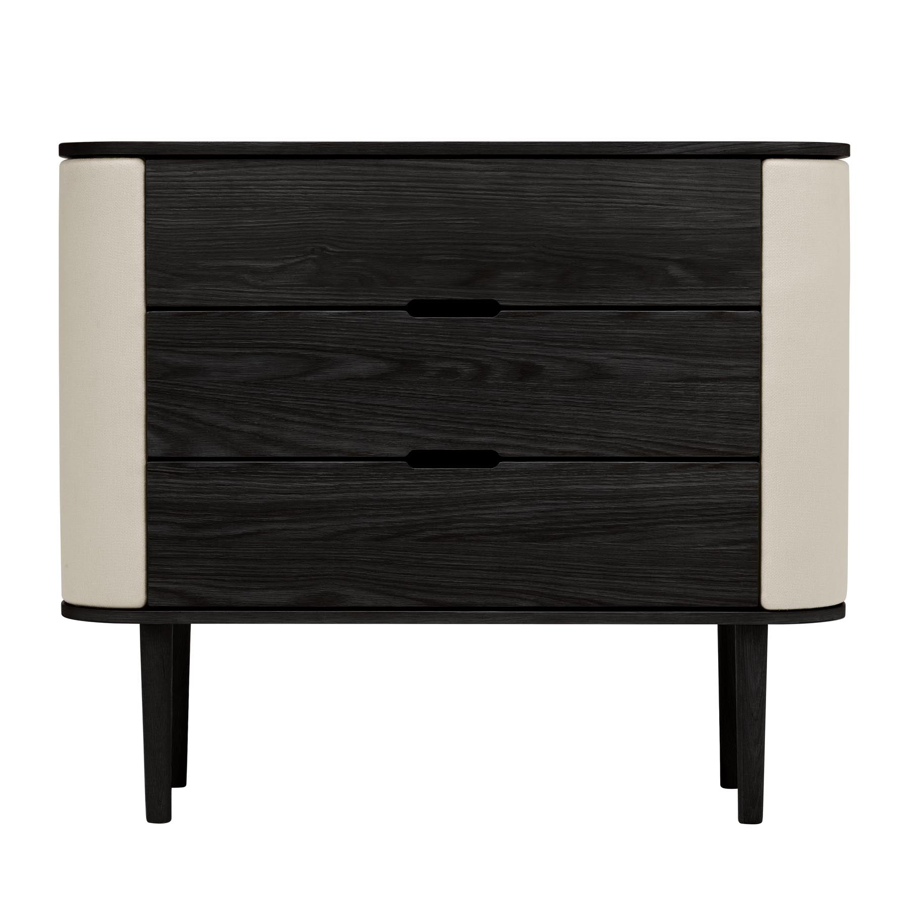 Elegante Treasures Dresser Kommode von Umage in sanften Weißtönen, ideal für moderne Wohnräume und zur Aufbewahrung von persönlichen Schätzen.