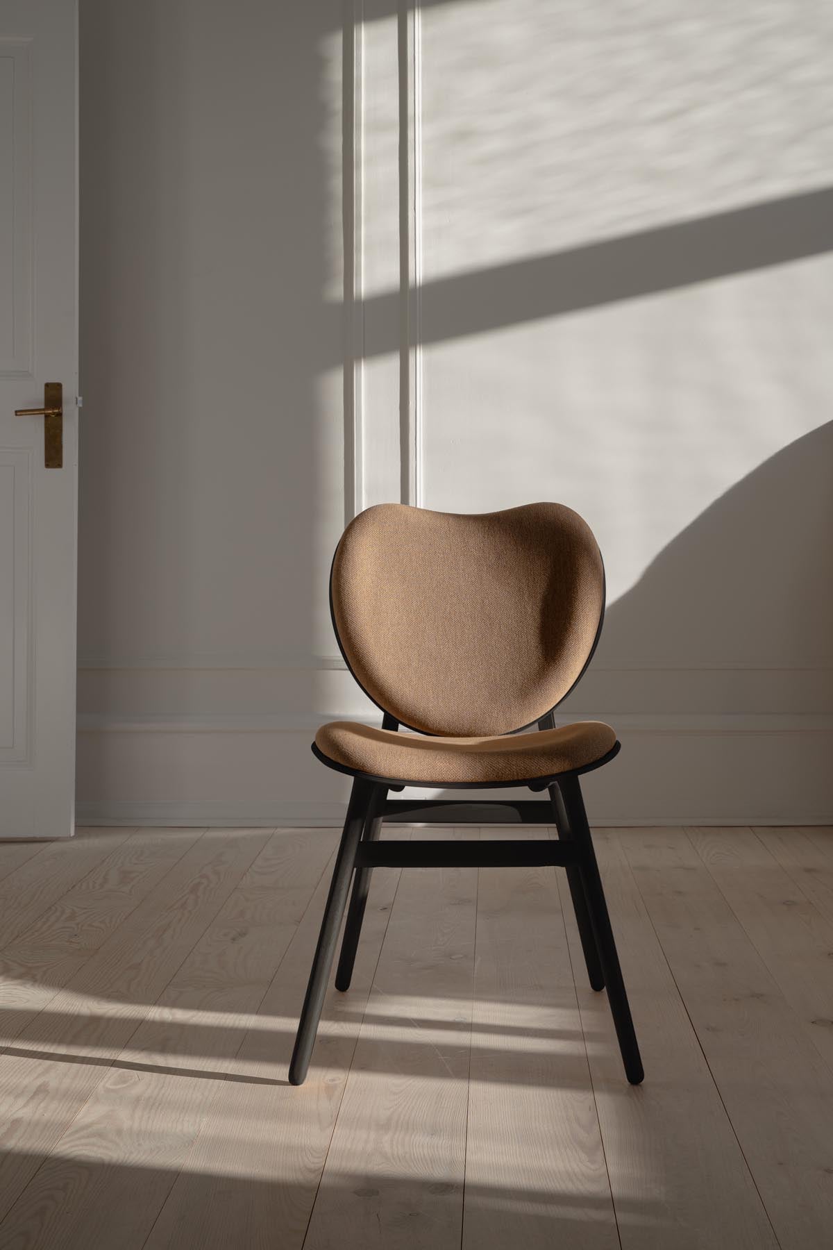 A Conversation Piece Esszimmerstuhl in Sugar Brown präsentiert im Onlineshop von KAQTU Design AG. Stuhl ist von Umage