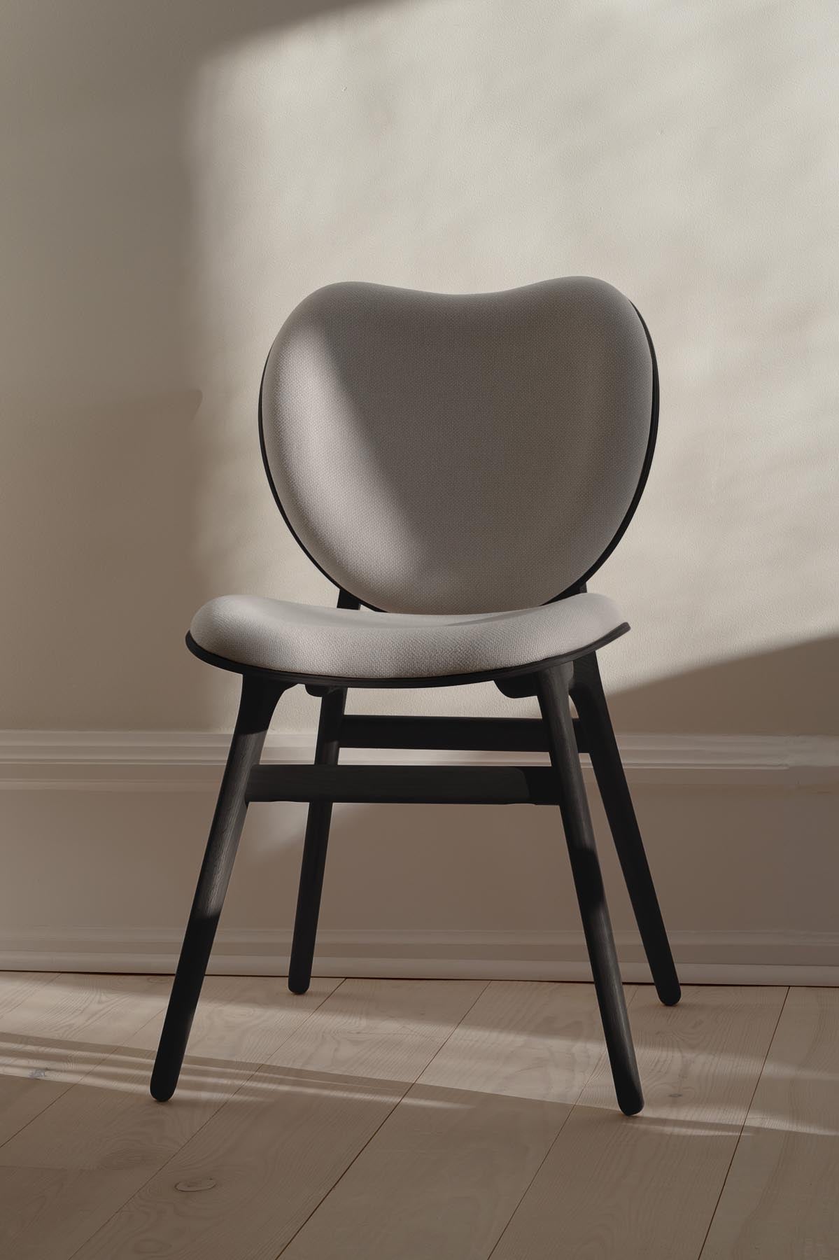 A Conversation Piece Esszimmerstuhl in Sterling präsentiert im Onlineshop von KAQTU Design AG. Stuhl ist von Umage