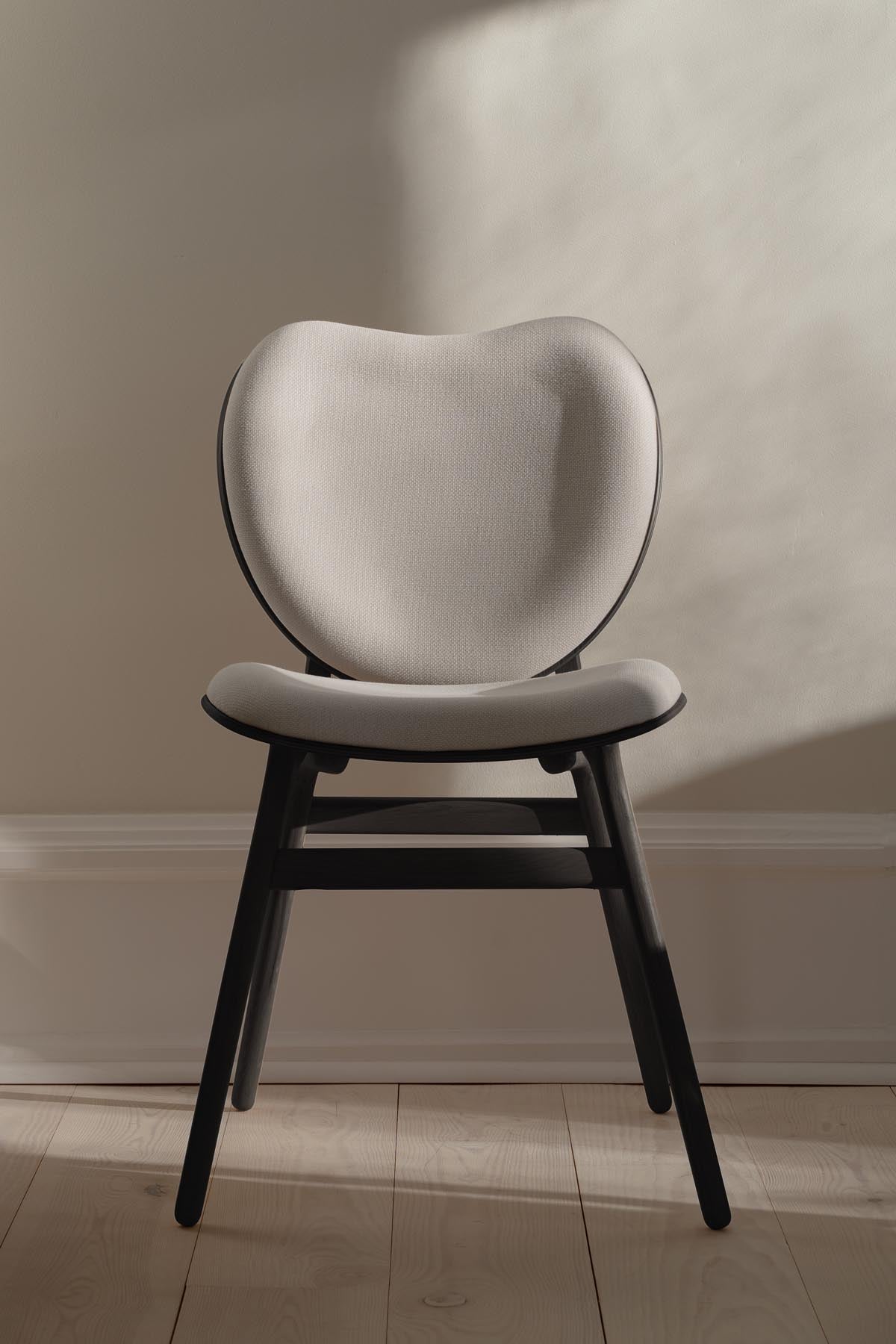A Conversation Piece Esszimmerstuhl in Sterling präsentiert im Onlineshop von KAQTU Design AG. Stuhl ist von Umage