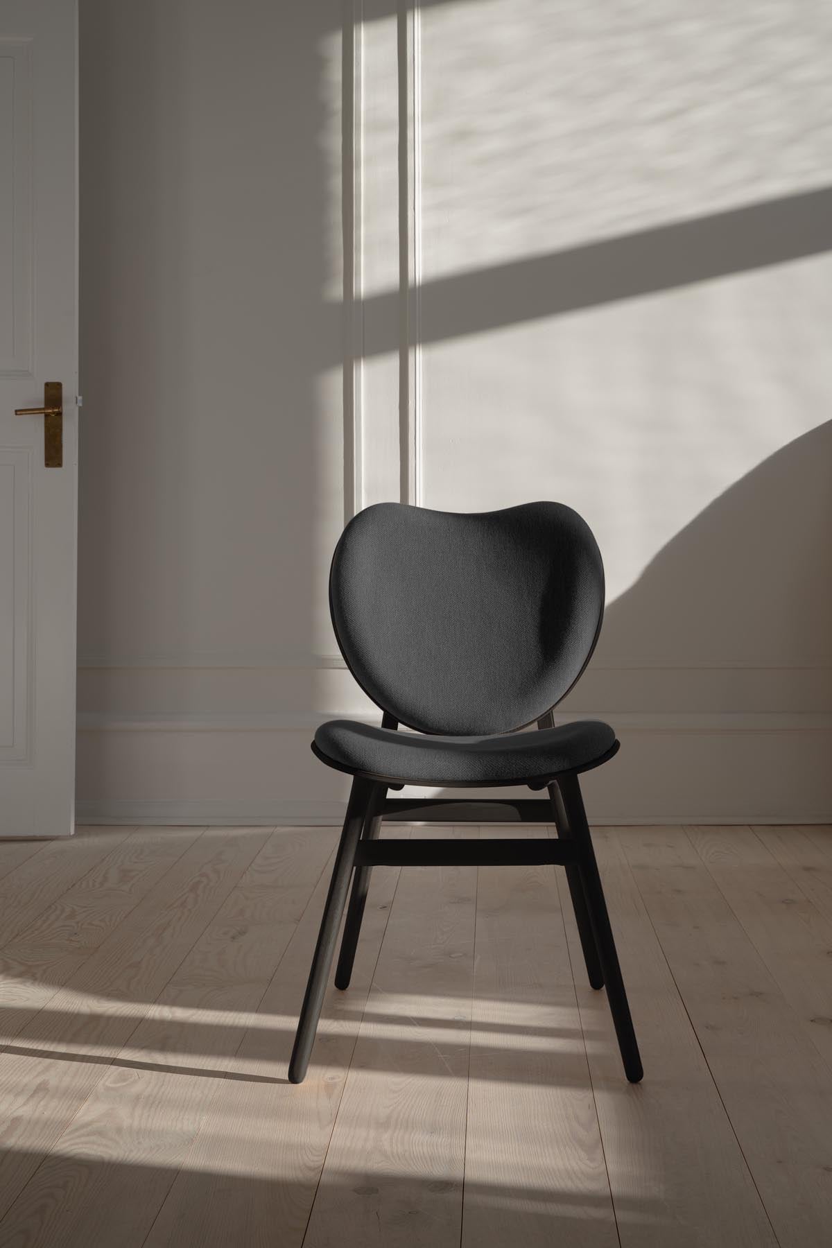 A Conversation Piece Esszimmerstuhl in Shadow präsentiert im Onlineshop von KAQTU Design AG. Stuhl ist von Umage