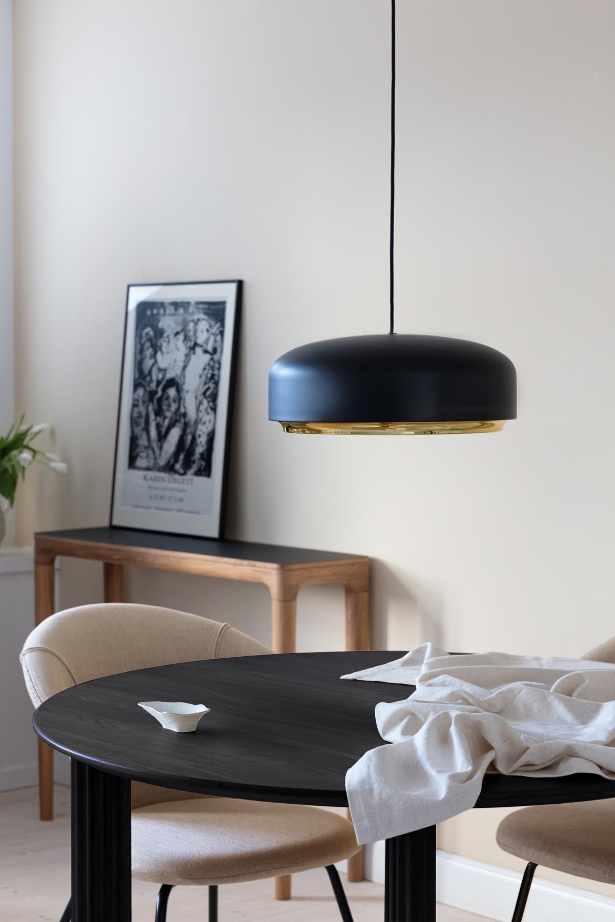 Moderner Comfort Circle Esstisch in Black Oak, perfekt für gemütliche Esszimmer und gesellige Runden, entworfen von Umage.