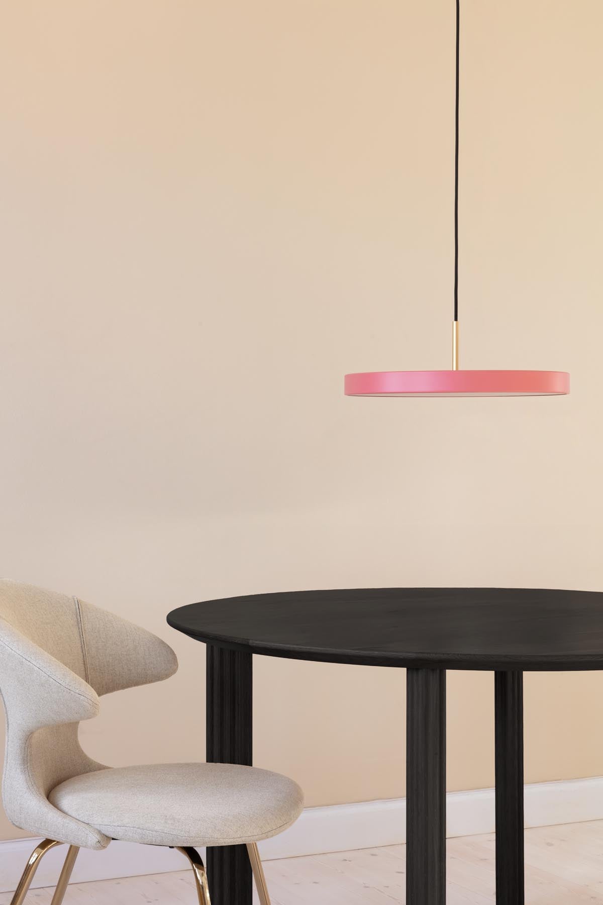 Comfort Circle Esstisch in Black Oak/Rippled präsentiert im Onlineshop von KAQTU Design AG. Esstisch ist von Umage