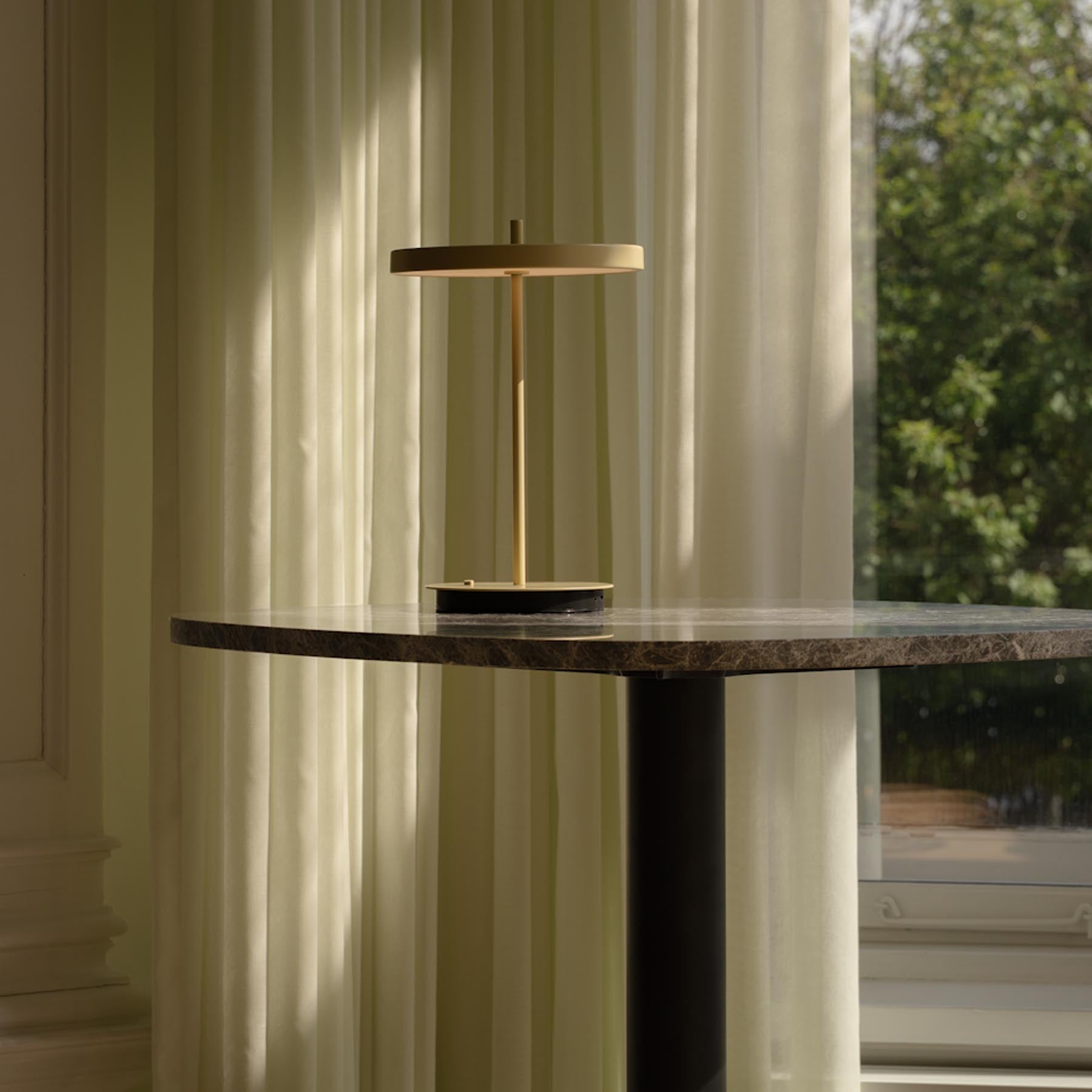 Moderner Gather Bartisch von Umage in elegantem Design, ideal für stilvolle Essbereiche und gesellige Zusammenkünfte.
