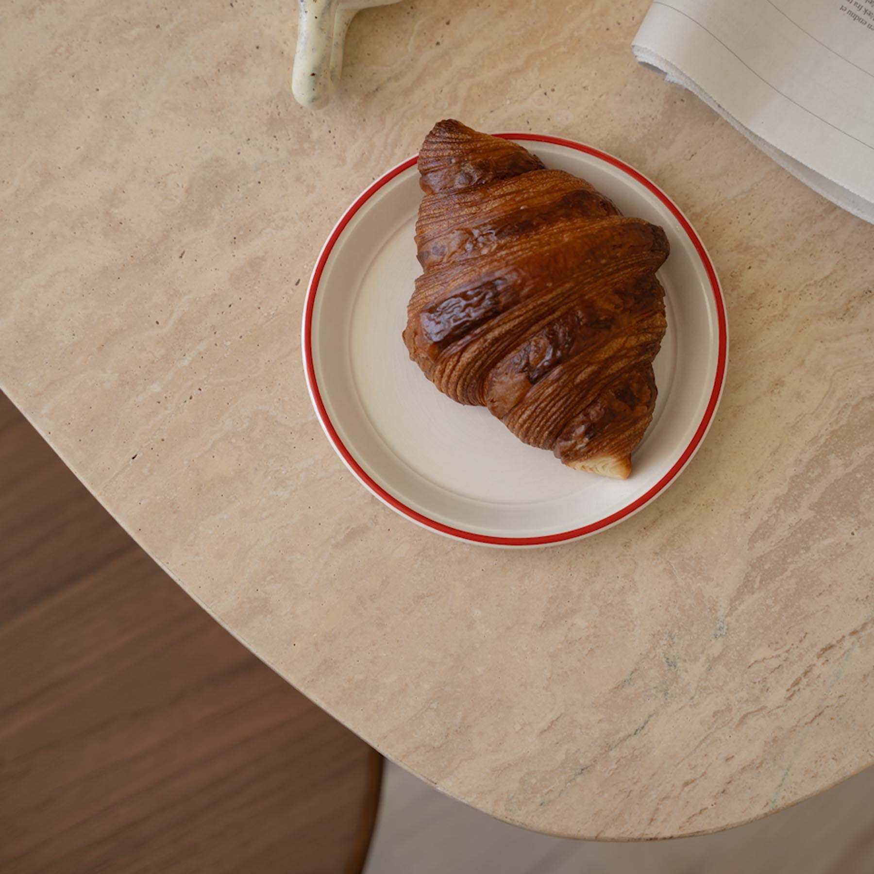 Eleganter Gather Cafétisch von Umage aus Travertin, ideal für gesellige Zusammenkünfte und geschmackvolle Wohnräume.