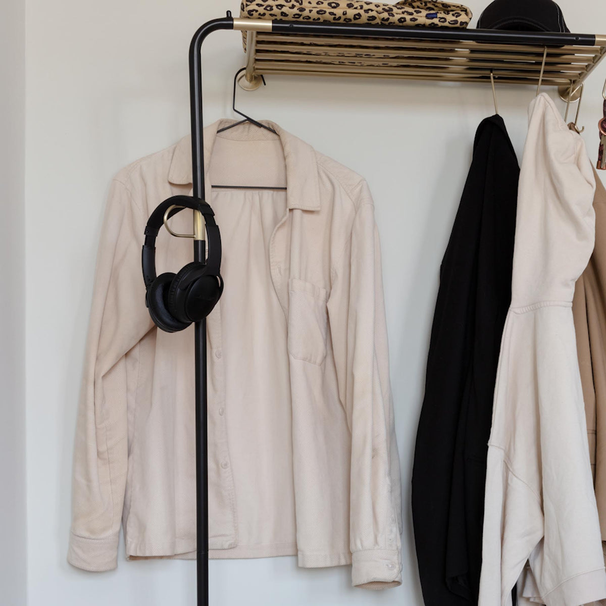 Lean On Me Kleiderständer in Black präsentiert im Onlineshop von KAQTU Design AG. Garderobe ist von Umage