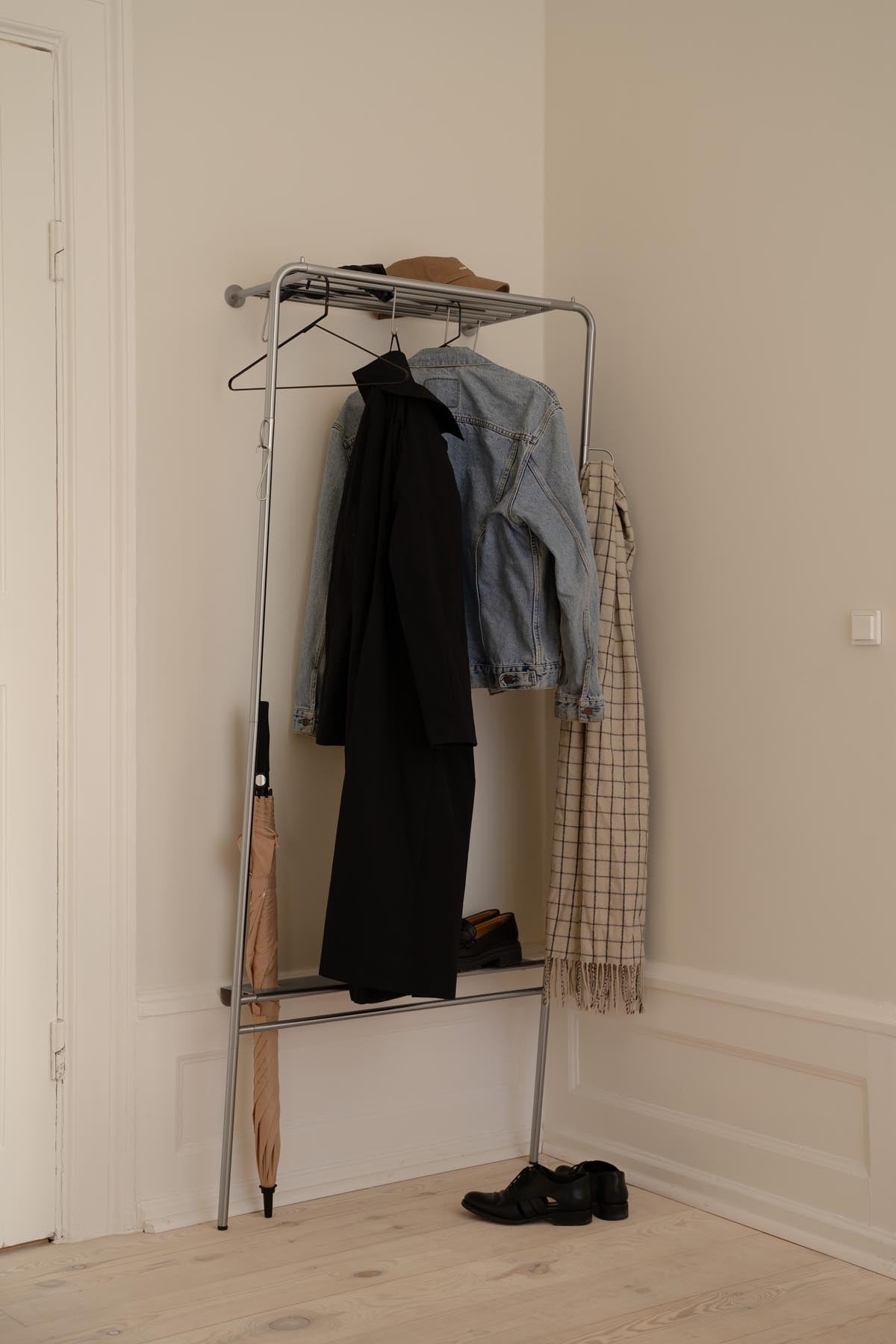 Lean On Me Kleiderständer in Steel präsentiert im Onlineshop von KAQTU Design AG. Garderobe ist von Umage