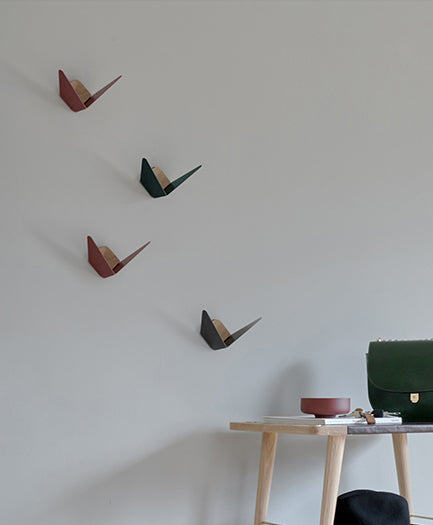 Butterflies Kleiderhaken in Ruby Red präsentiert im Onlineshop von KAQTU Design AG. Kleiderhaken ist von Umage