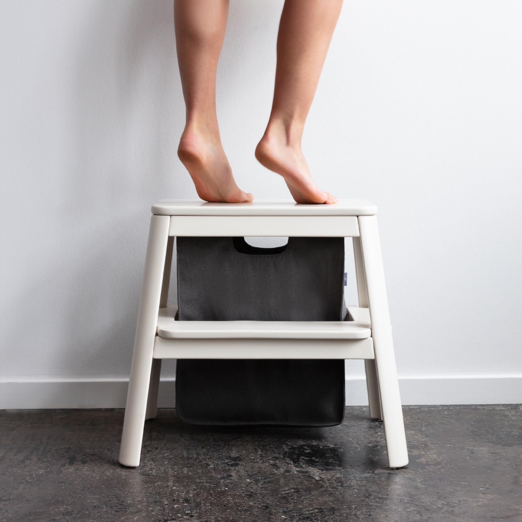 Eleganter Step it Up Tritthocker in Pearl White, ideal als Tischleuchte, stilvoll und funktional für jedes Zuhause.