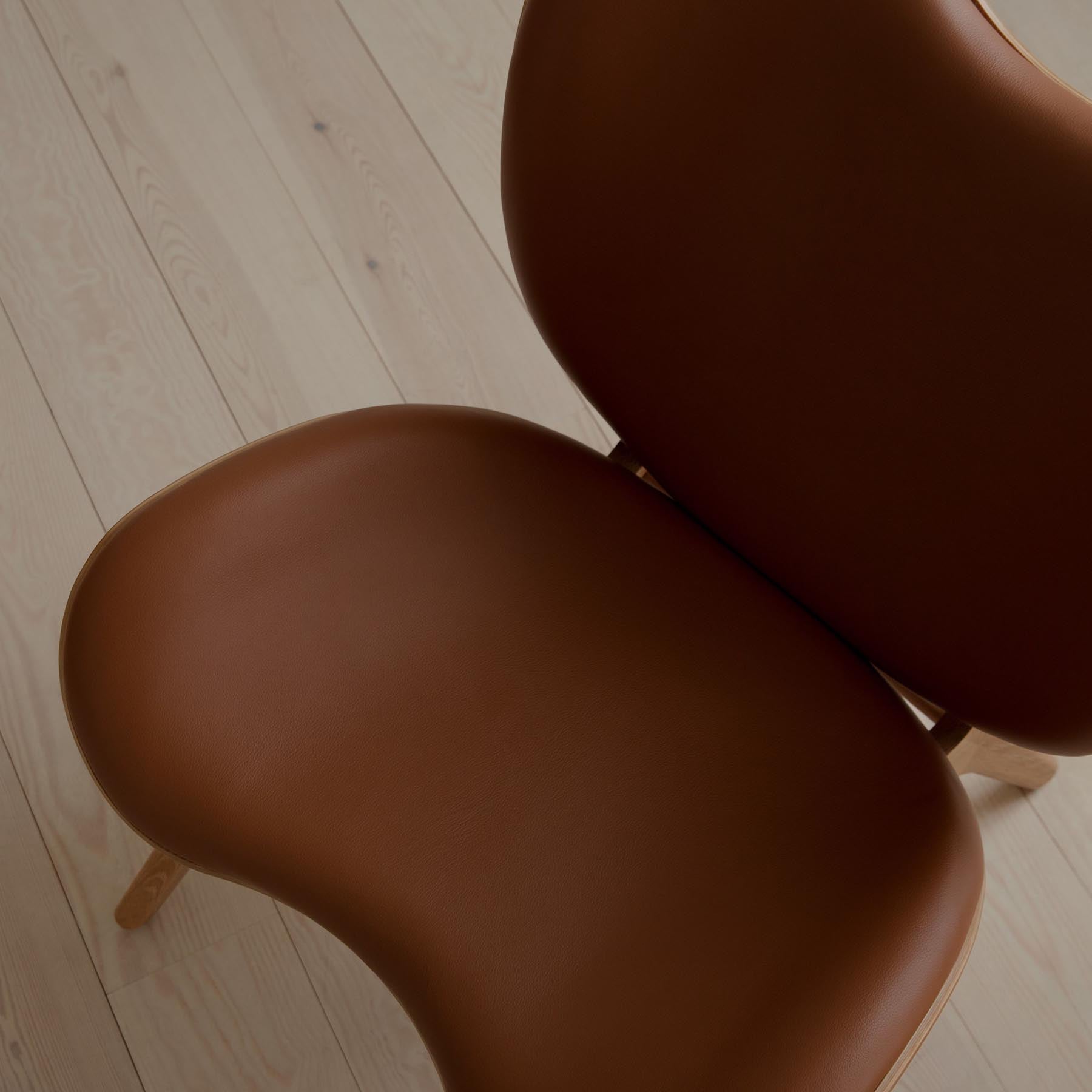 Eleganter A Conversation Piece Low Sessel in warmem Cognac, ideal für entspannte Stunden und stilvolle Akzente in Ihrem Wohnraum.
