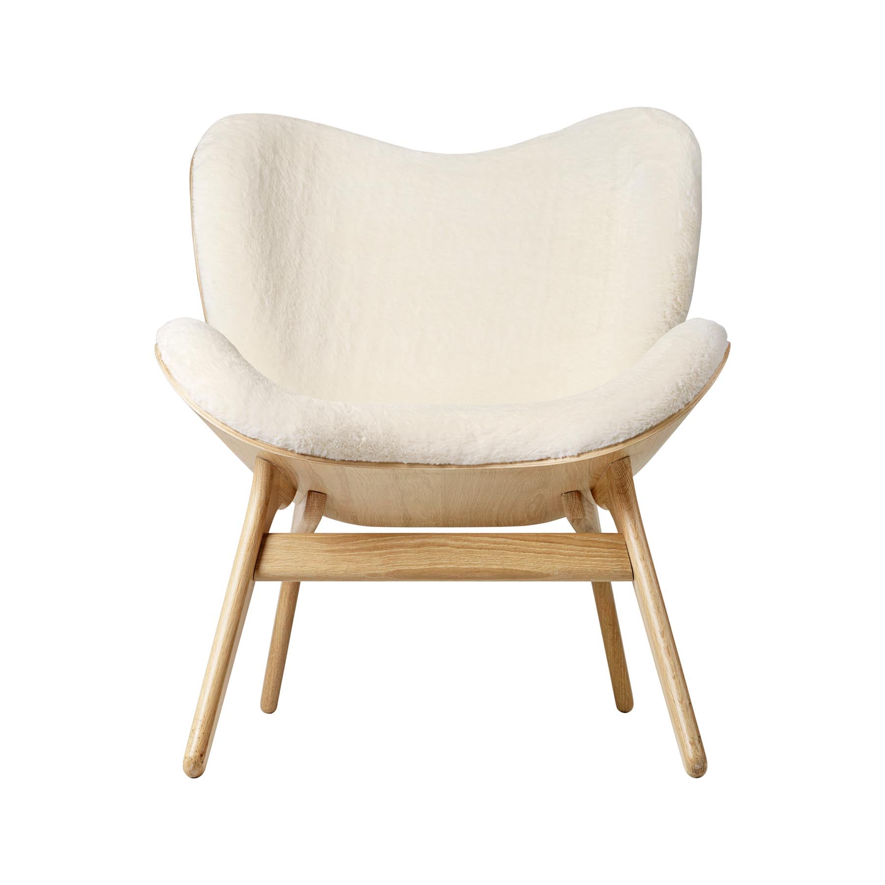 Eleganter A Conversation Piece Low Sessel in Teddy White, stilvoll in einem modernen Interieur inszeniert.