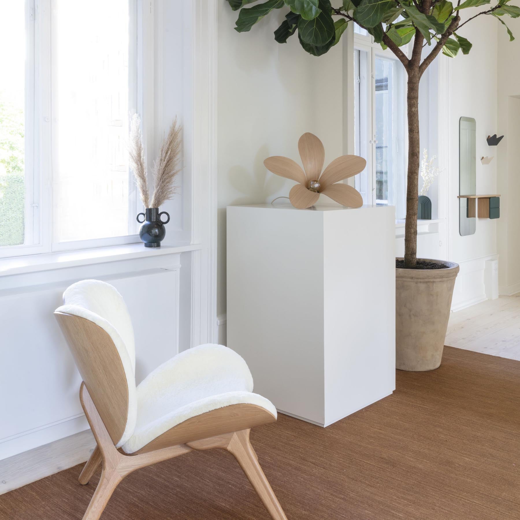 Eleganter A Conversation Piece Low Sessel in Teddy White, stilvoll inszeniert in einem modernen Wohnambiente.