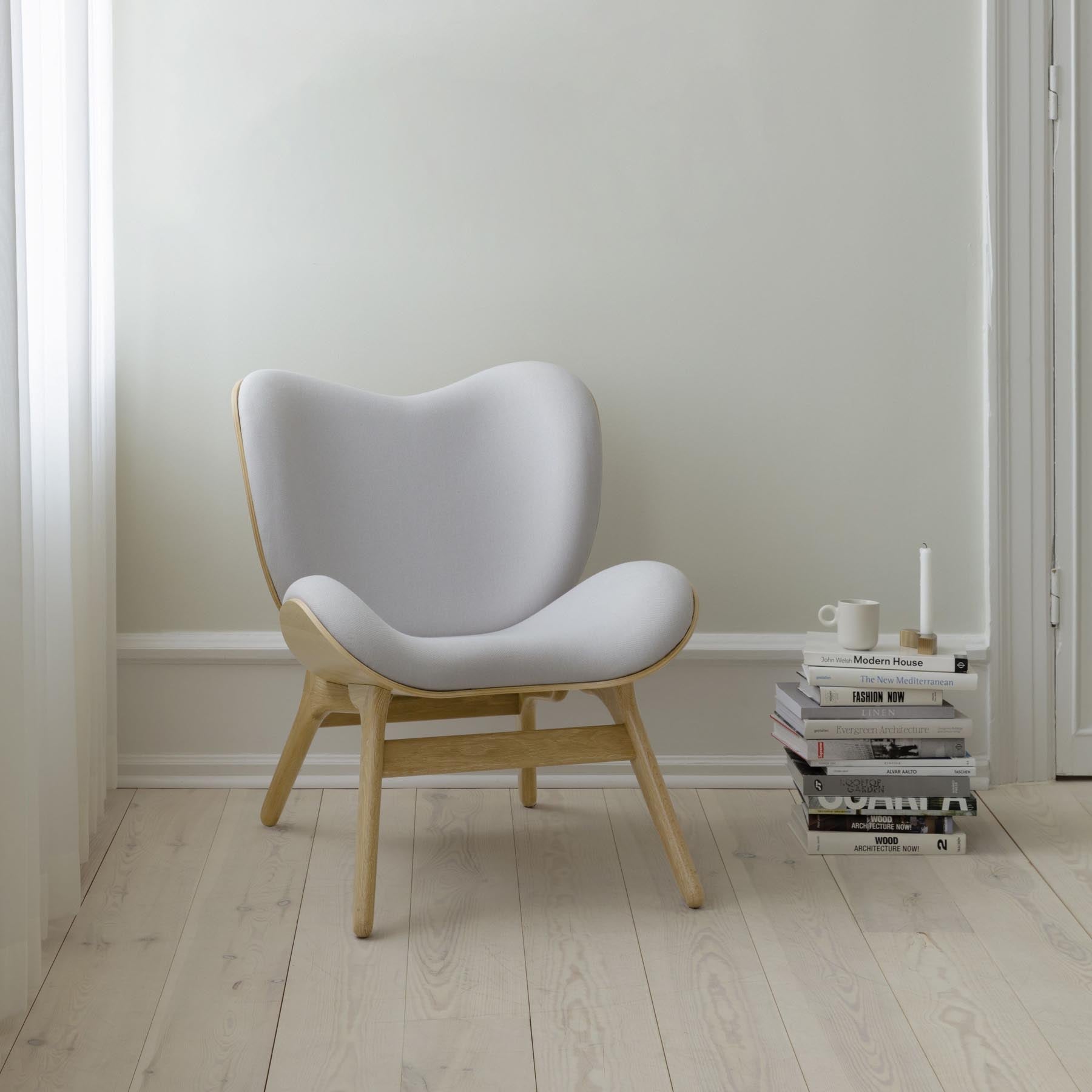 Eleganter A Conversation Piece Low Sessel von Umage in stilvollem Sterling, ideal für gemütliche Stunden und geschmackvolle Einrichtung.
