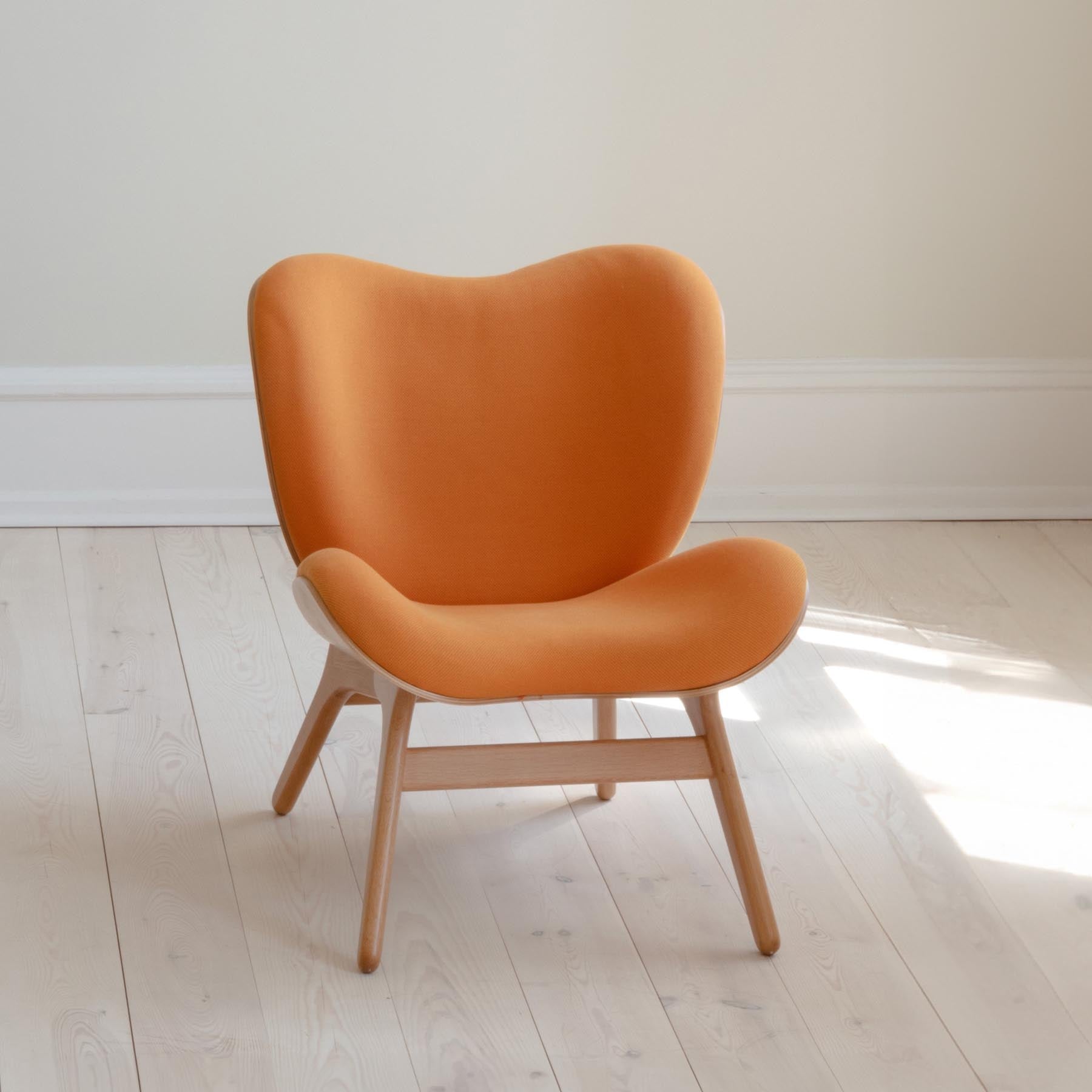 Stylischer A Conversation Piece Low Sessel in leuchtendem Tangerine, ideal für moderne Wohnräume und gemütliche Gespräche.