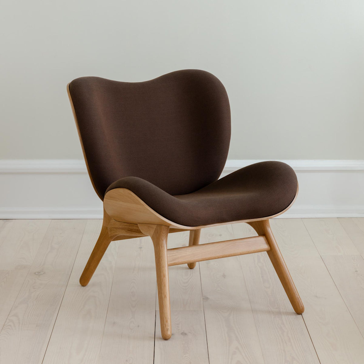 A Conversation Piece Low Sessel in Mocca präsentiert im Onlineshop von KAQTU Design AG. Sessel ist von Umage