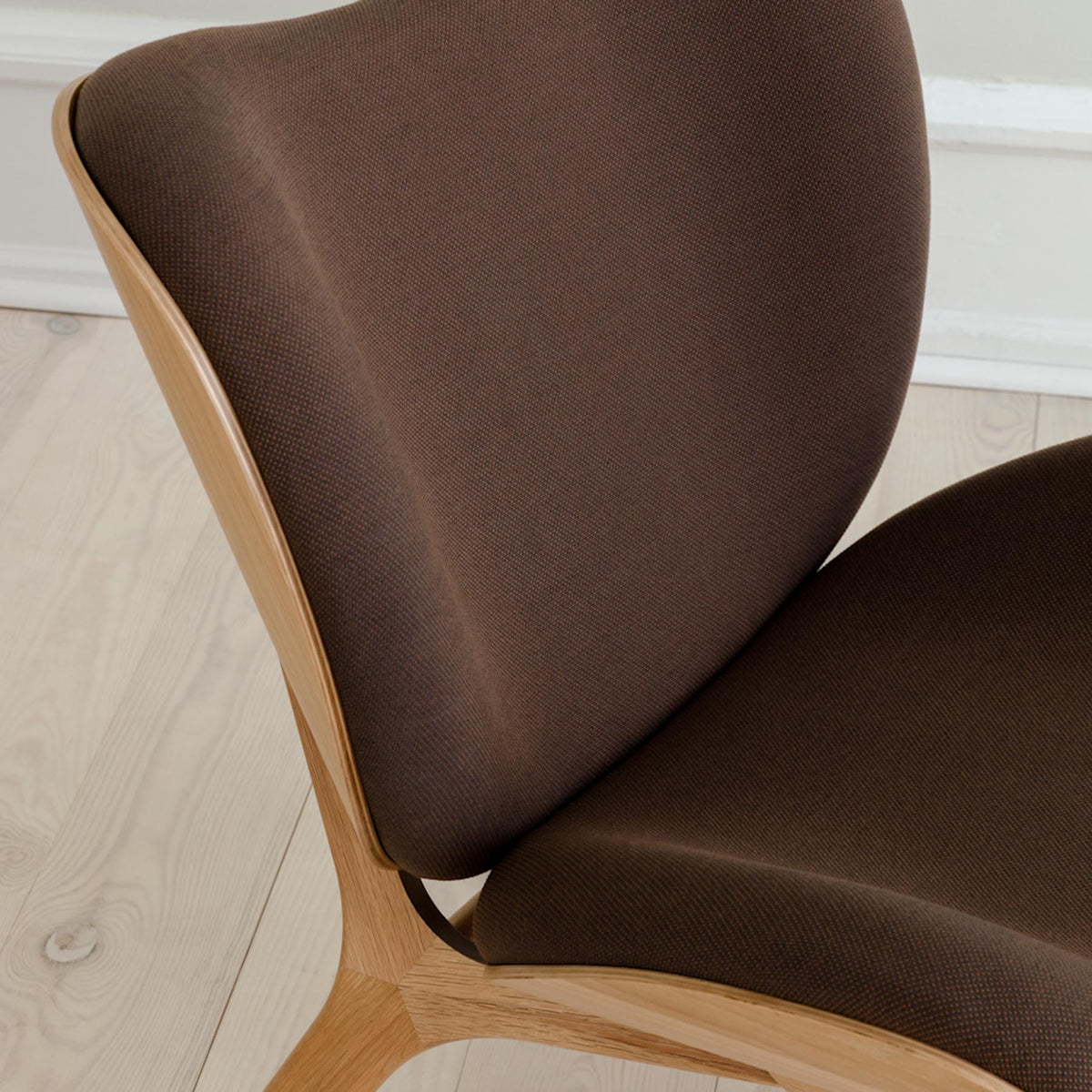 A Conversation Piece Low Sessel in Mocca präsentiert im Onlineshop von KAQTU Design AG. Sessel ist von Umage