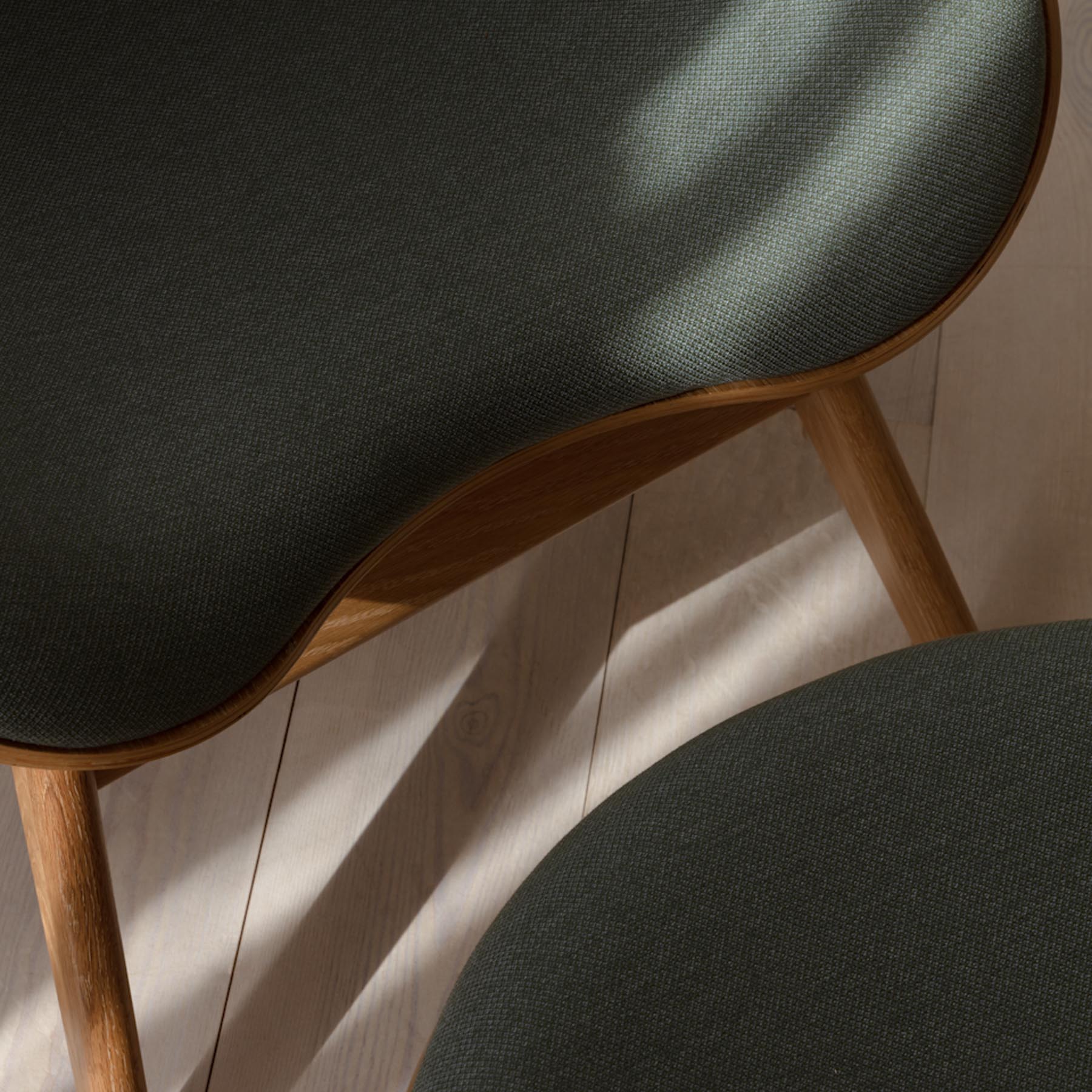 Eleganter A Conversation Piece Low Sessel von Umage in sanften Farben, ideal für stilvolle Wohnräume und entspannte Gespräche.