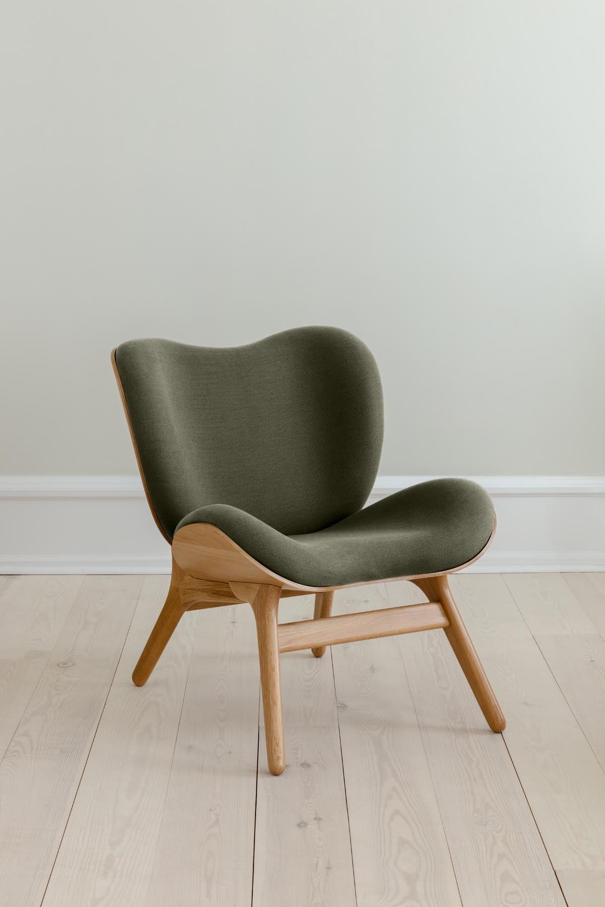 Eleganter Low Sessel von Umage, ideal für stilvolle Wohnräume und entspannte Gespräche, vereint Komfort und modernes Design.