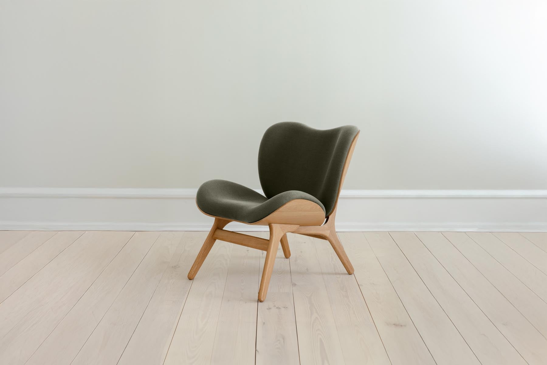Moderner Low Sessel von Umage, perfekt für gemütliche Ecken, kombiniert ansprechendes Design mit einladendem Komfort.