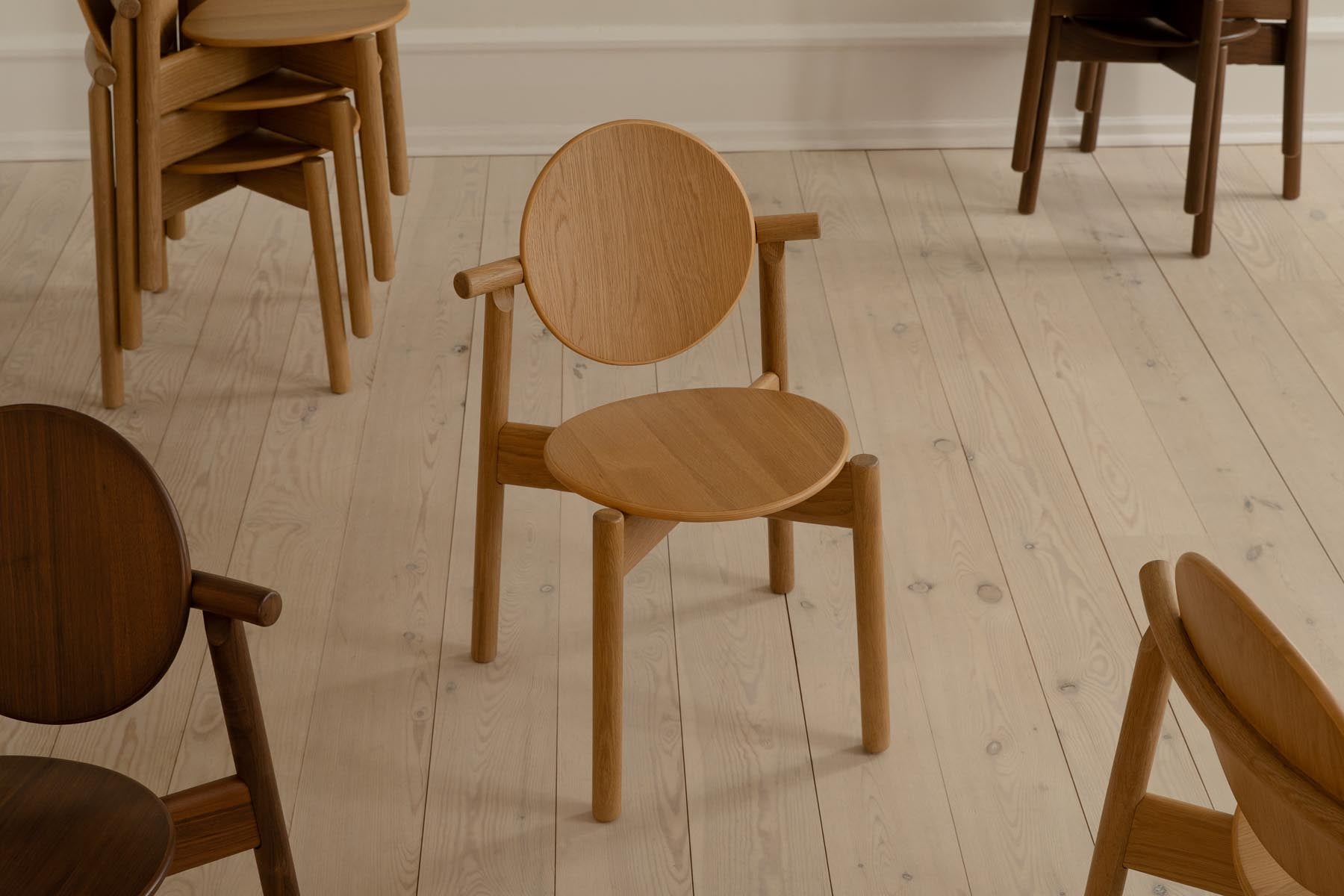 Eleganter Heiko Esszimmerstuhl aus Eiche, ideal für stilvolle Essbereiche, präsentiert von Umage im KAQTU Onlineshop.