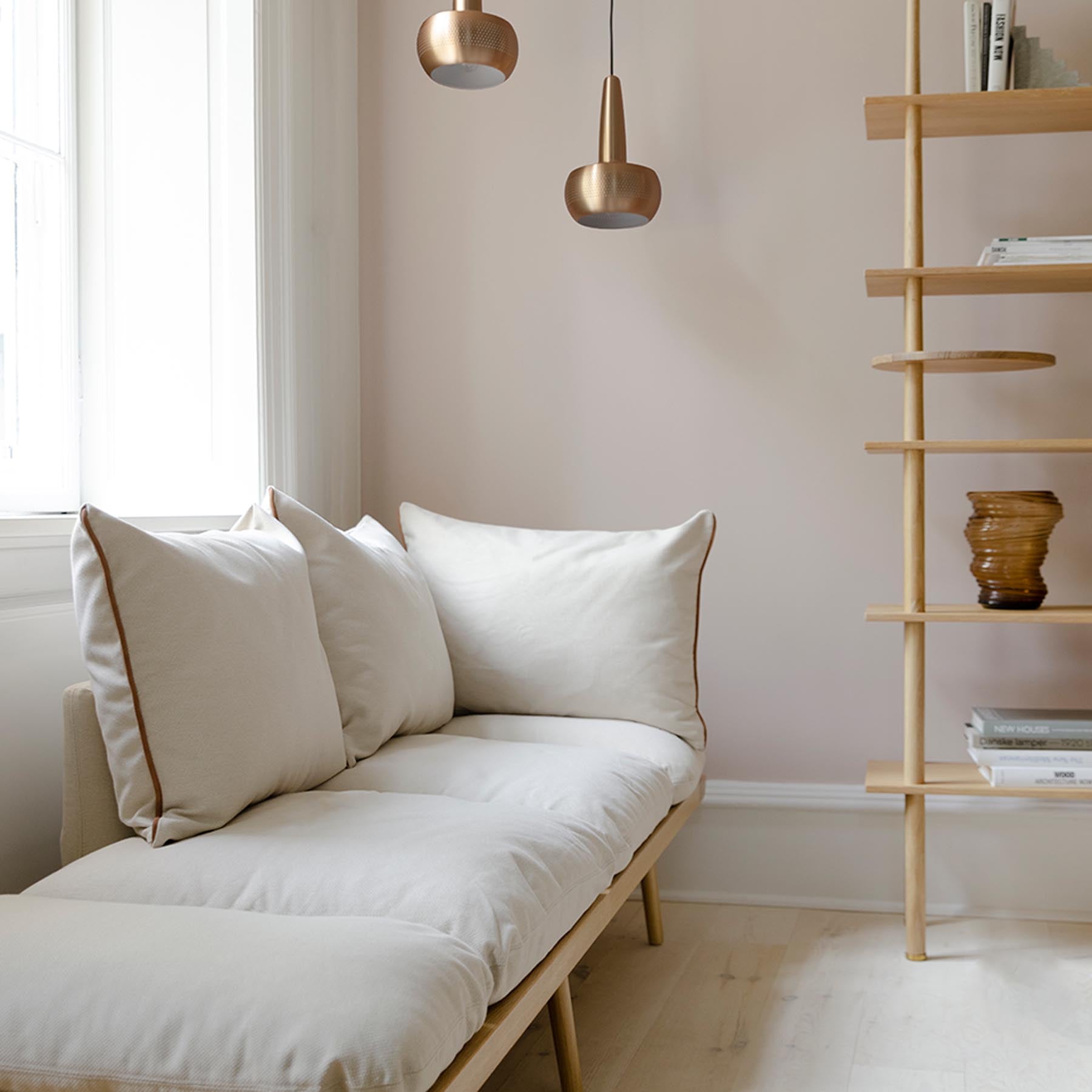 Modernes 3-Sitzer Sofa Lounge Around von Umage in sanften Farben, perfekt für gemütliche Abende und stilvolle Einrichtung.
