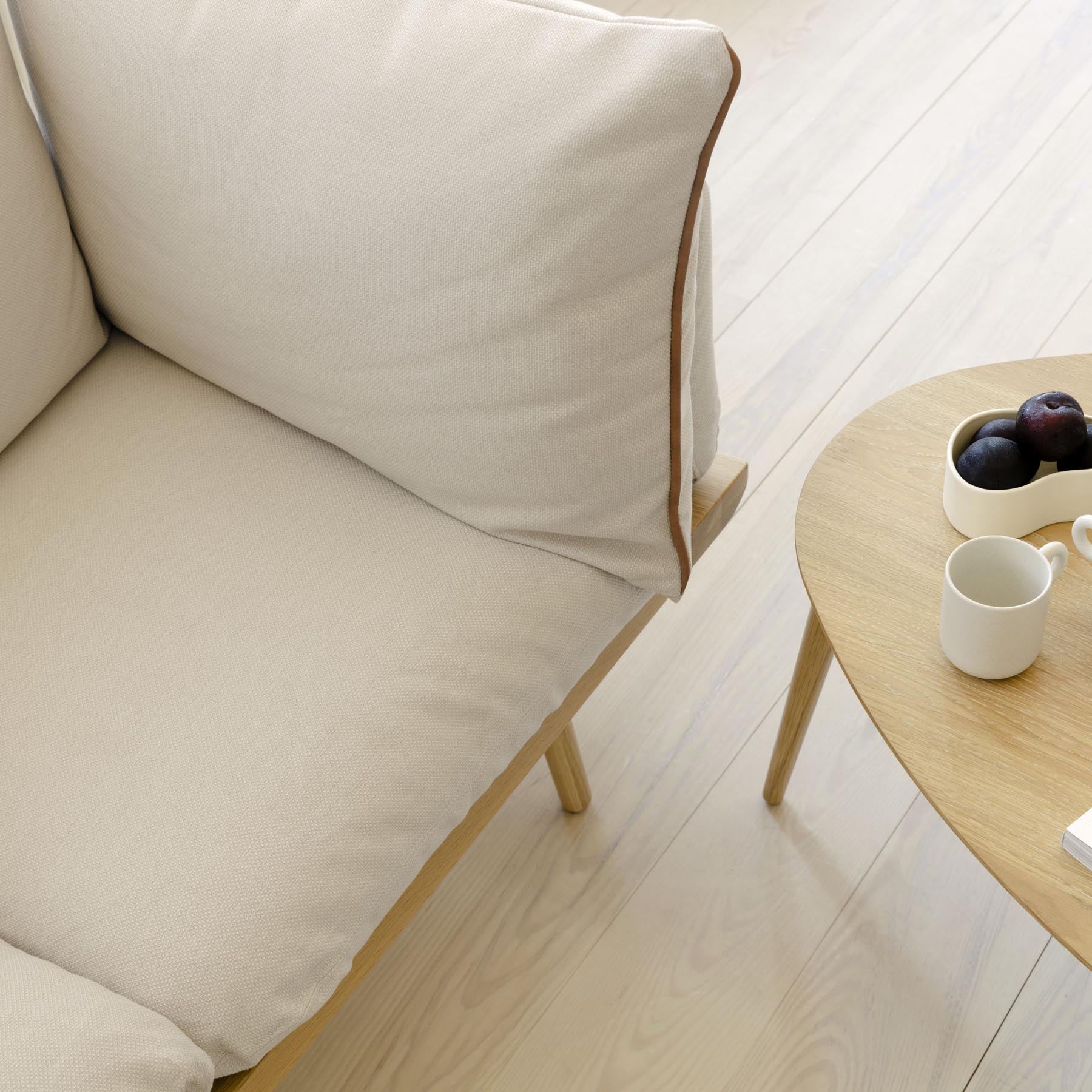 Elegantes 3-Sitzer Sofa Lounge Around von Umage, ideal für stilvolle Entspannung und harmonische Wohnatmosphäre in sanften Tönen.
