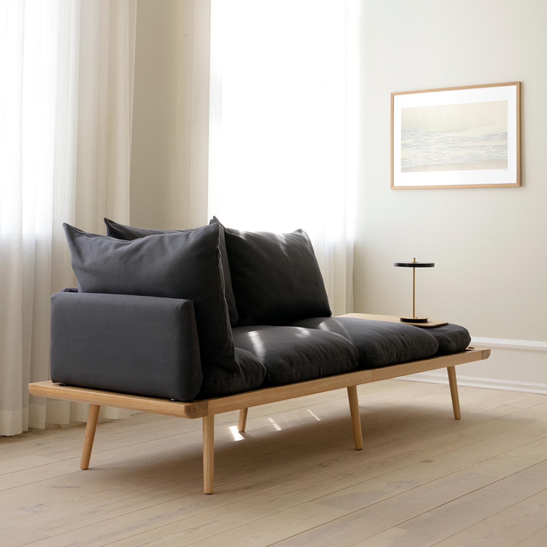 Gemütliches Lounge Around 3-Sitzer Sofa in stilvollem Shadow, ideal für entspannte Stunden im modernen Wohnraum.