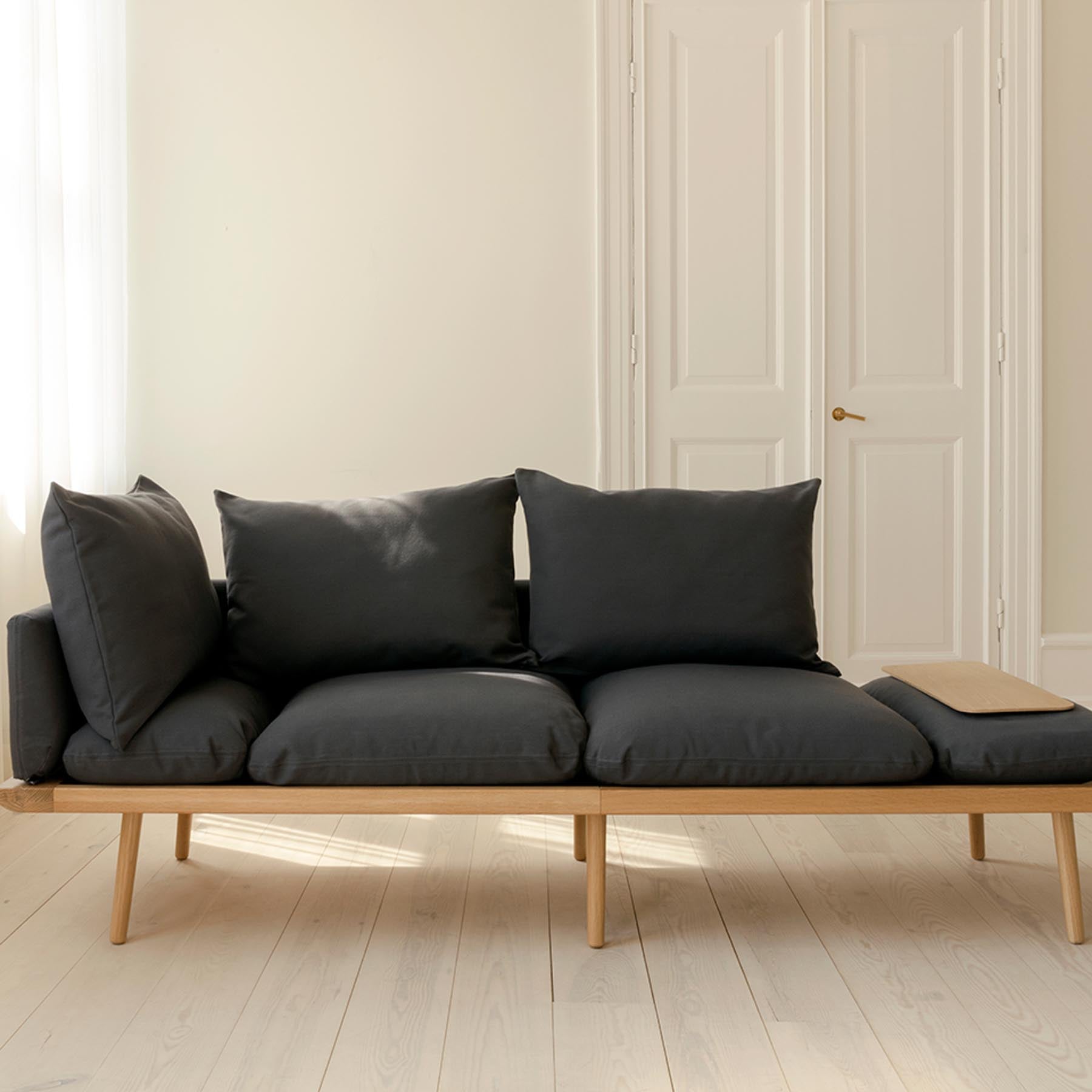 Elegantes 3-Sitzer Sofa Lounge Around von Umage in der Farbe Shadow, perfekt für stilvolle Entspannung und gesellige Abende.