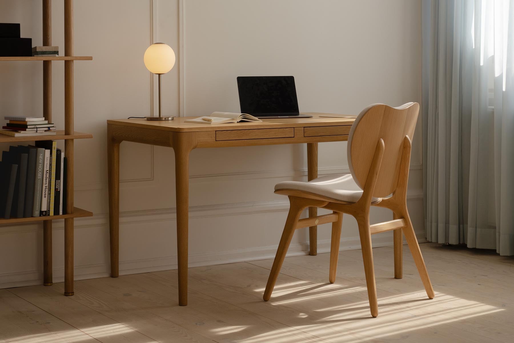 Eleganter Heart n Soul Schreibtisch von Umage aus edlem Eichenholz, ideal für stilvolles Arbeiten und kreative Inspiration im Home Office.