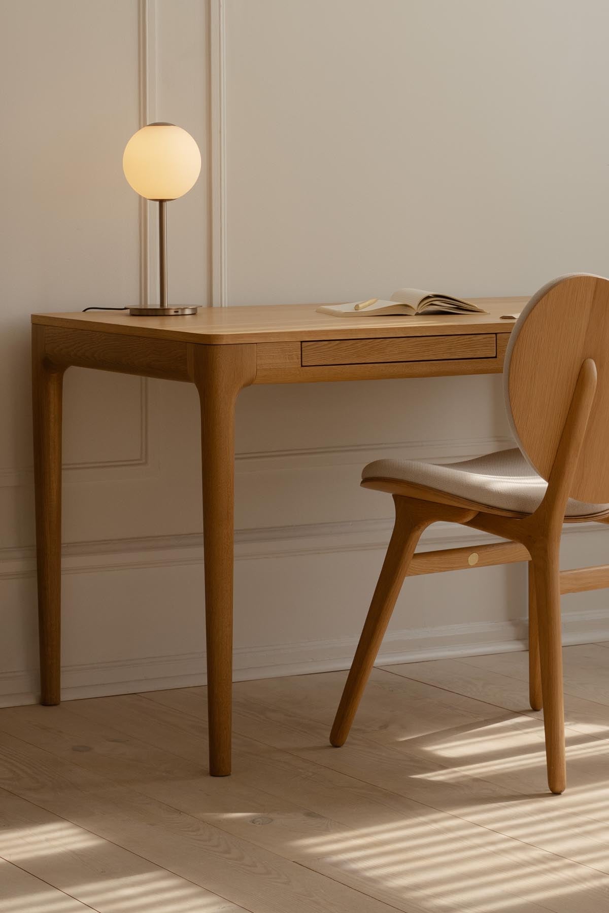 Moderner Heart n Soul Schreibtisch von Umage, gefertigt aus hochwertigem Eichenholz, perfekt für produktives Arbeiten und stilvolle Akzente im Büro.