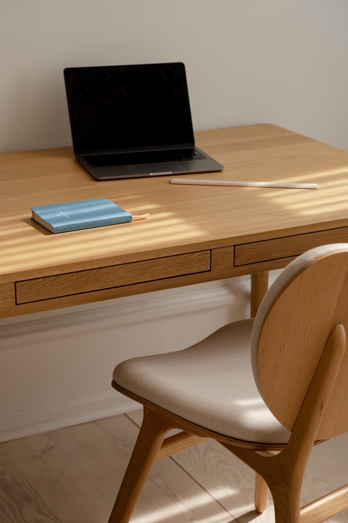 Eleganter Heart n Soul Schreibtisch von Umage aus edlem Eichenholz, ideal für kreative Arbeitsumgebungen und modernes Design.