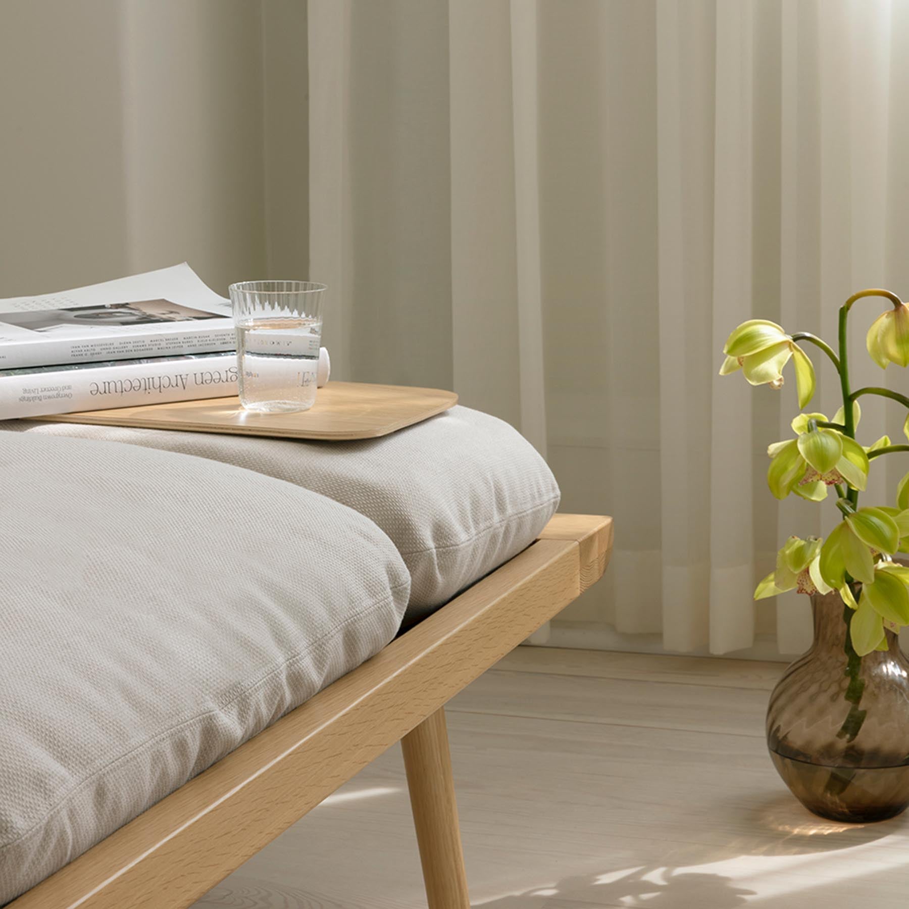 Stylisches Lounge Around 1.5-Sitzer Sofa in sanften Tönen, ideal für eine einladende Atmosphäre und zeitgemäße Einrichtung von Umage.
